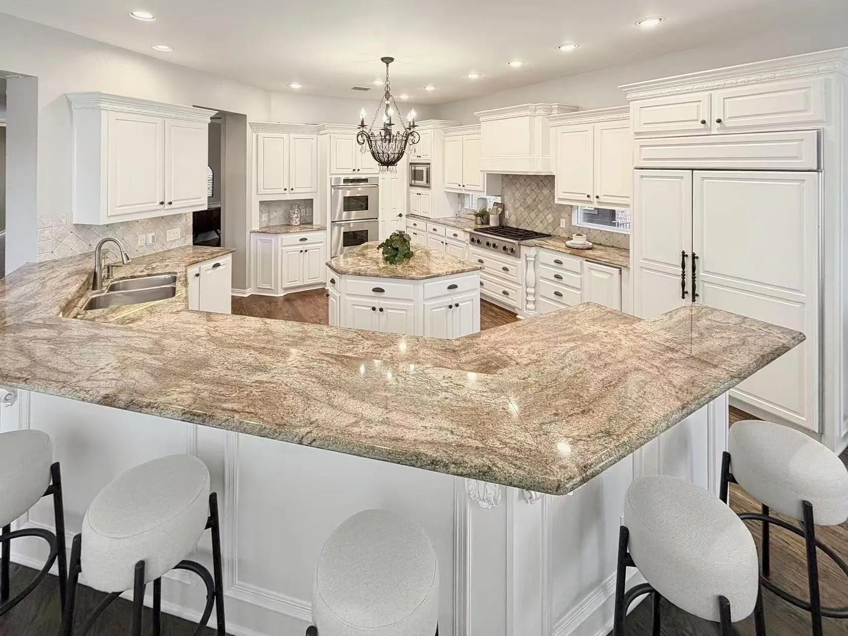 Kitchen featuring white cabinetry, a chandelier, dark wood finished floors, a peninsula, and tasteful backsplash