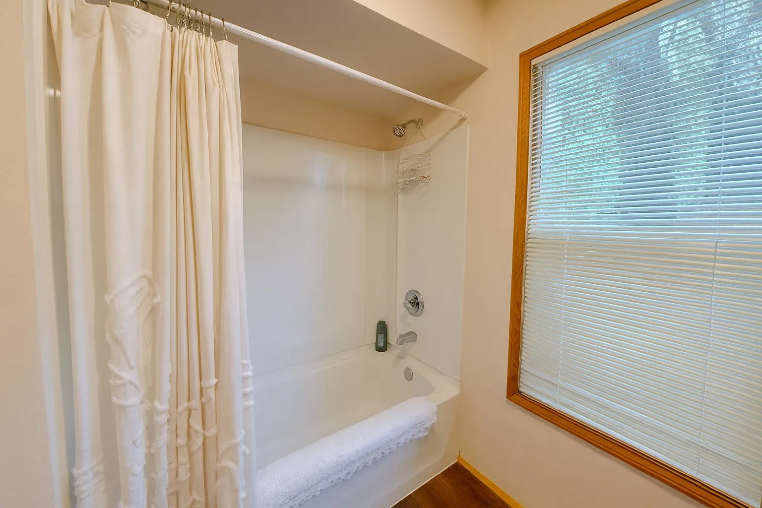 Full bath with shower / bathtub combination with curtain