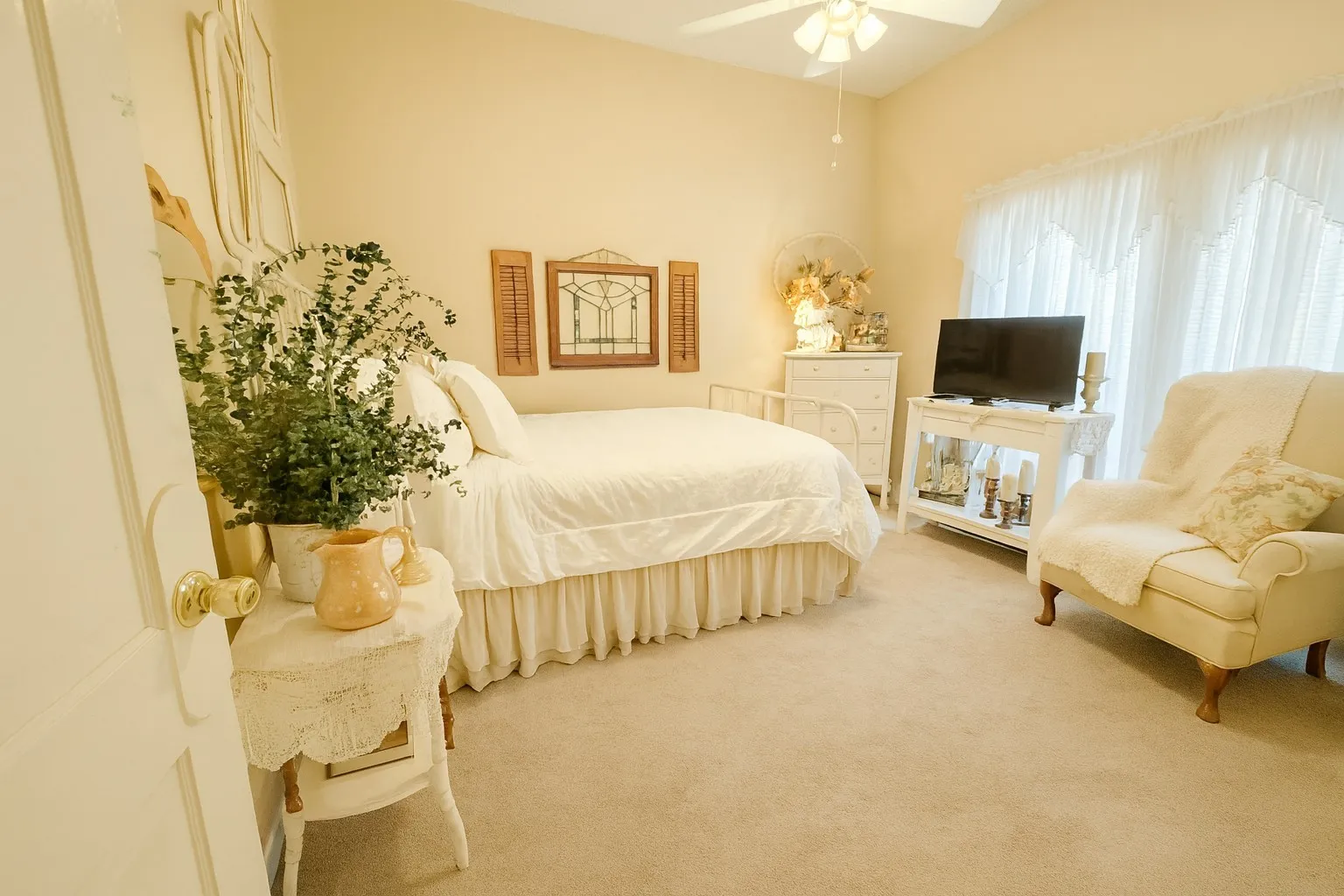 Bedroom featuring carpet flooring and a ceiling fan