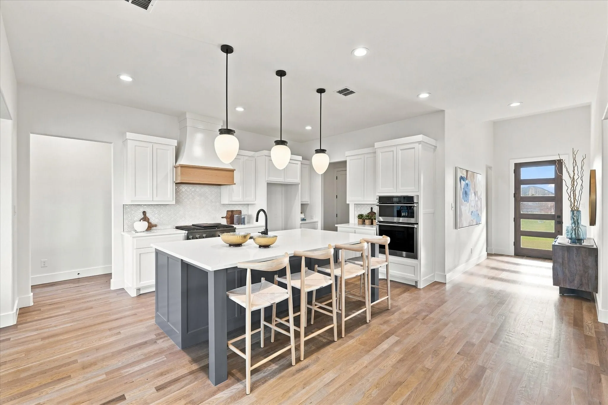 Beautiful kitchen with Electrolux gas cooking, upgraded Electrolux oven package