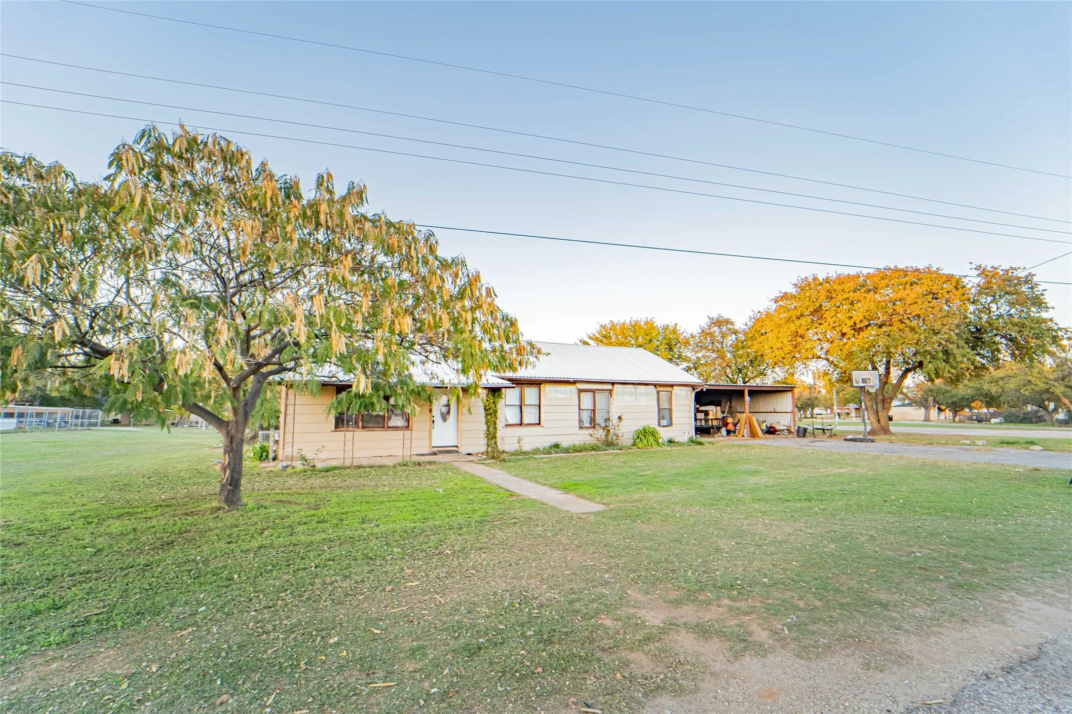 View of front of home featuring a front yard and a carport