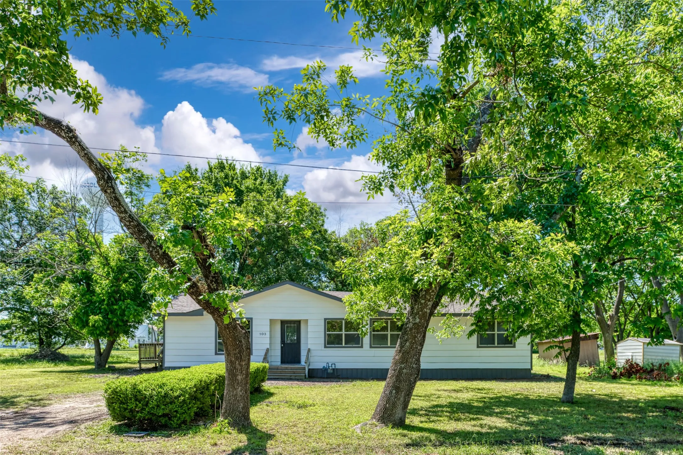 Single Family Residence For Sale in Navarro County , 103 Ivy Street, Goodlow, Texas 75144, 3 Bedroom, 2 Bathroom, Garage spaces, 1,456 Sqft, built in 1984, Preowned, mls#21127041, Real Estate Agent in Goodlow, Homes For Sale in Navarro county, Homes For Sale in Goodlow, Realtor in Goodlow Texas, Real Estate Brokerage Independent Realty Texas, Luminita Cordes Realtor