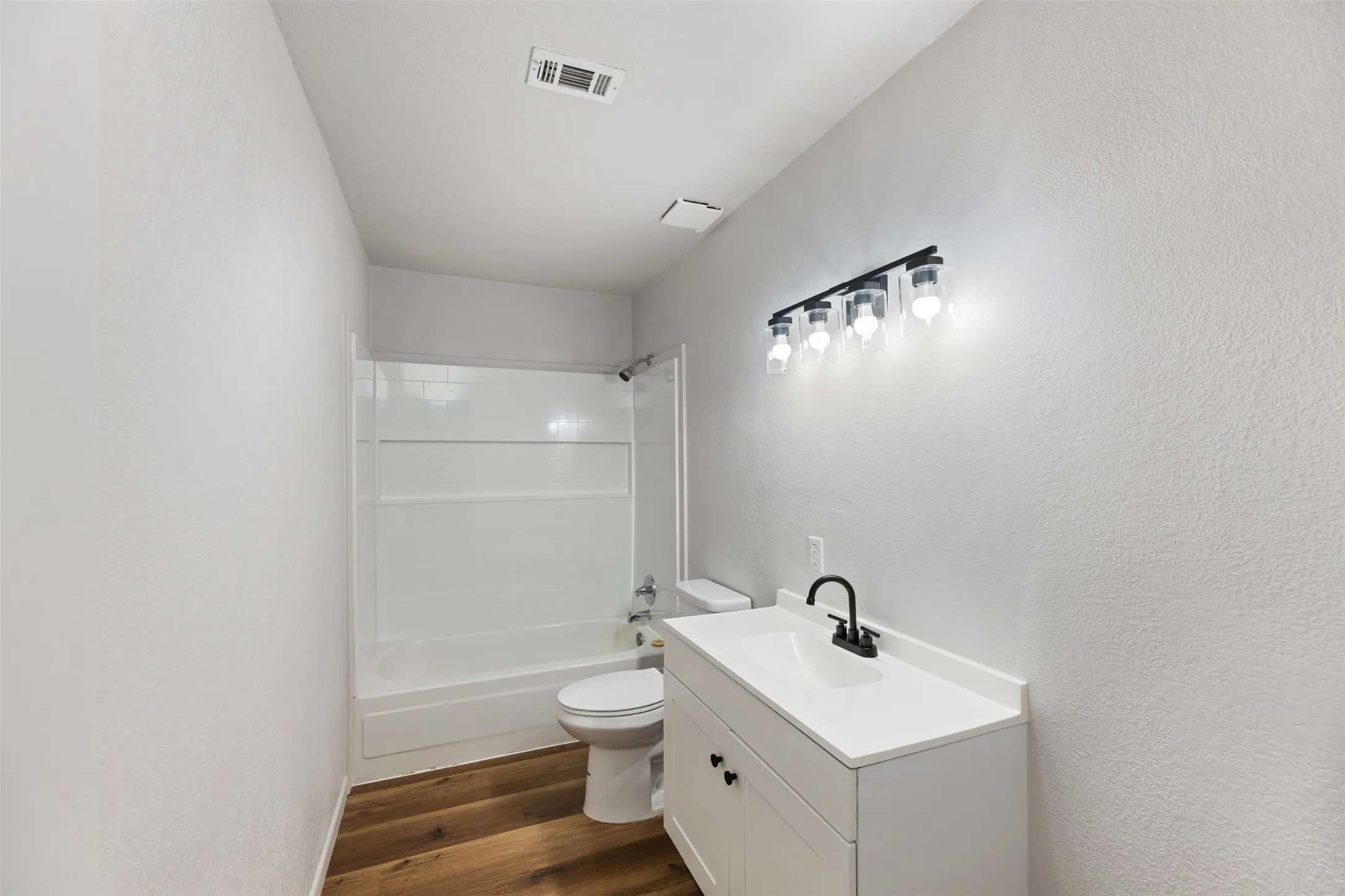 Single Family Residence For Sale in Navarro County , 103 Ivy Street, Goodlow, Texas 75144, 3 Bedroom, 2 Bathroom, Garage spaces, 1,456 Sqft, built in 1984, Preowned, mls#21127041, Real Estate Agent in Goodlow, Homes For Sale in Navarro county, Homes For Sale in Goodlow, Realtor in Goodlow Texas, Real Estate Brokerage Independent Realty Texas, Luminita Cordes Realtor
