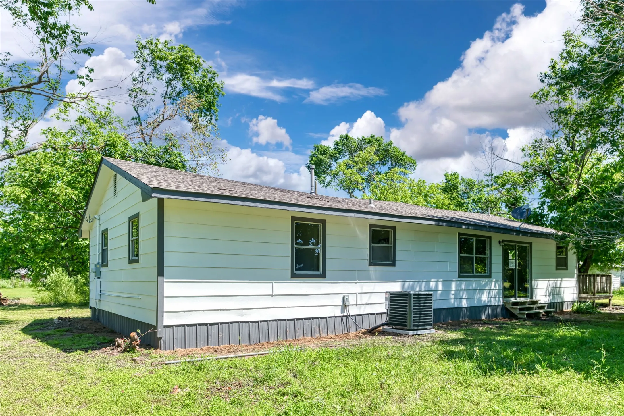 Single Family Residence For Sale in Navarro County , 103 Ivy Street, Goodlow, Texas 75144, 3 Bedroom, 2 Bathroom, Garage spaces, 1,456 Sqft, built in 1984, Preowned, mls#21127041, Real Estate Agent in Goodlow, Homes For Sale in Navarro county, Homes For Sale in Goodlow, Realtor in Goodlow Texas, Real Estate Brokerage Independent Realty Texas, Luminita Cordes Realtor