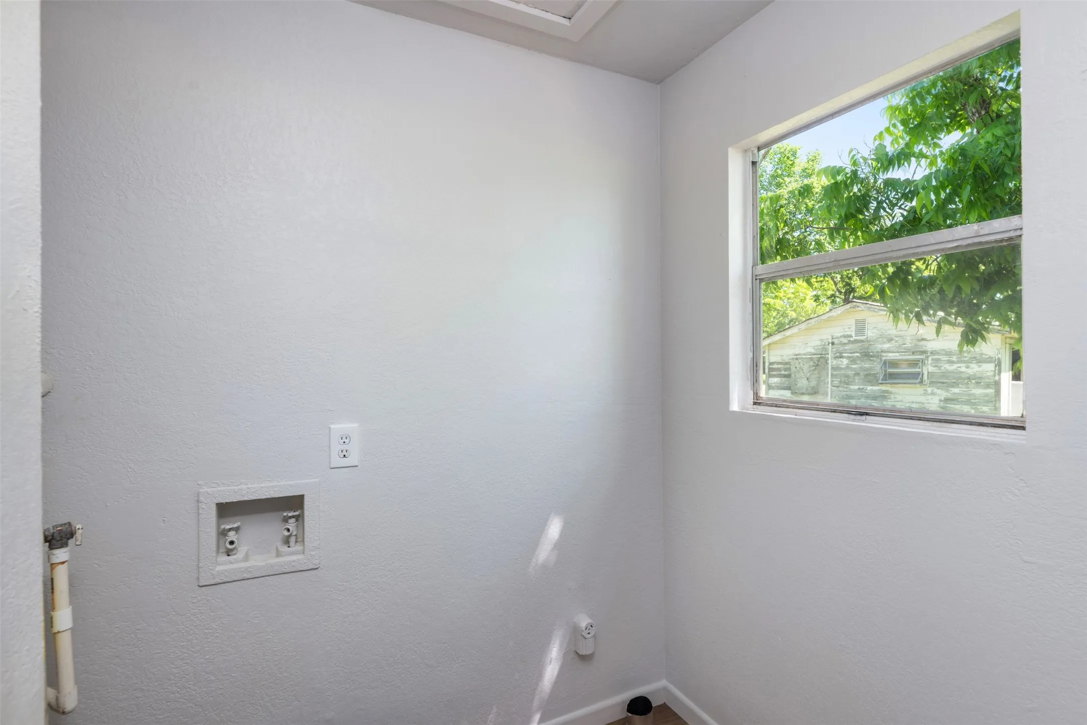 Single Family Residence For Sale in Navarro County , 103 Ivy Street, Goodlow, Texas 75144, 3 Bedroom, 2 Bathroom, Garage spaces, 1,456 Sqft, built in 1984, Preowned, mls#21127041, Real Estate Agent in Goodlow, Homes For Sale in Navarro county, Homes For Sale in Goodlow, Realtor in Goodlow Texas, Real Estate Brokerage Independent Realty Texas, Luminita Cordes Realtor