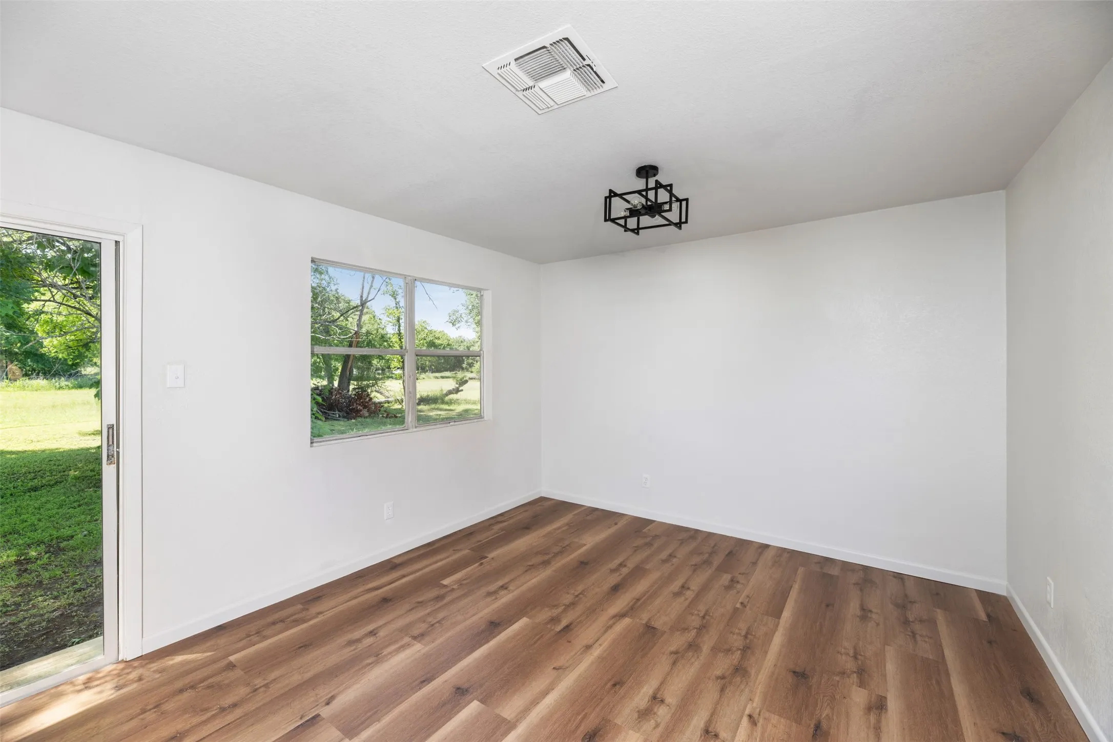 Single Family Residence For Sale in Navarro County , 103 Ivy Street, Goodlow, Texas 75144, 3 Bedroom, 2 Bathroom, Garage spaces, 1,456 Sqft, built in 1984, Preowned, mls#21127041, Real Estate Agent in Goodlow, Homes For Sale in Navarro county, Homes For Sale in Goodlow, Realtor in Goodlow Texas, Real Estate Brokerage Independent Realty Texas, Luminita Cordes Realtor