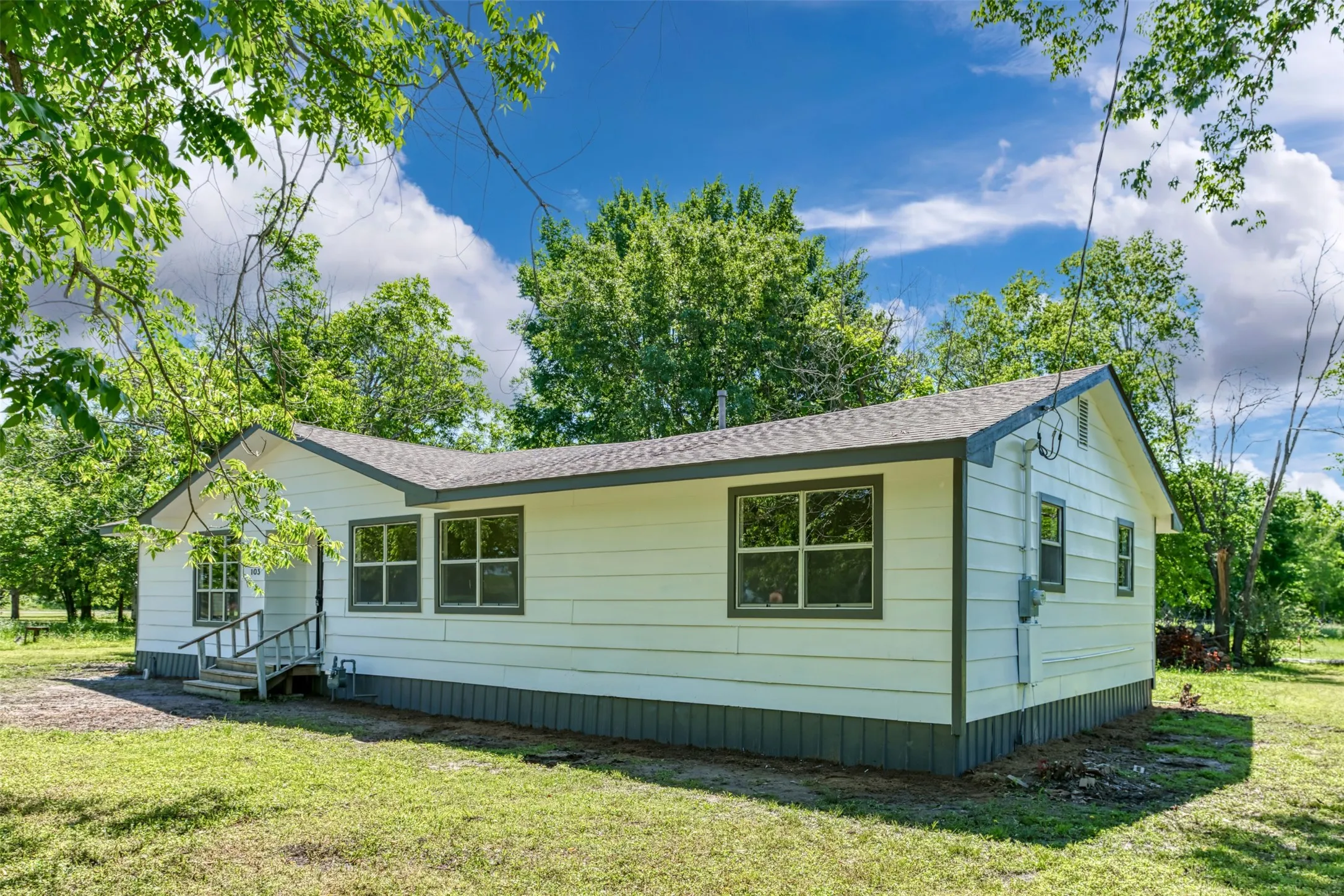 Single Family Residence For Sale in Navarro County , 103 Ivy Street, Goodlow, Texas 75144, 3 Bedroom, 2 Bathroom, Garage spaces, 1,456 Sqft, built in 1984, Preowned, mls#21127041, Real Estate Agent in Goodlow, Homes For Sale in Navarro county, Homes For Sale in Goodlow, Realtor in Goodlow Texas, Real Estate Brokerage Independent Realty Texas, Luminita Cordes Realtor