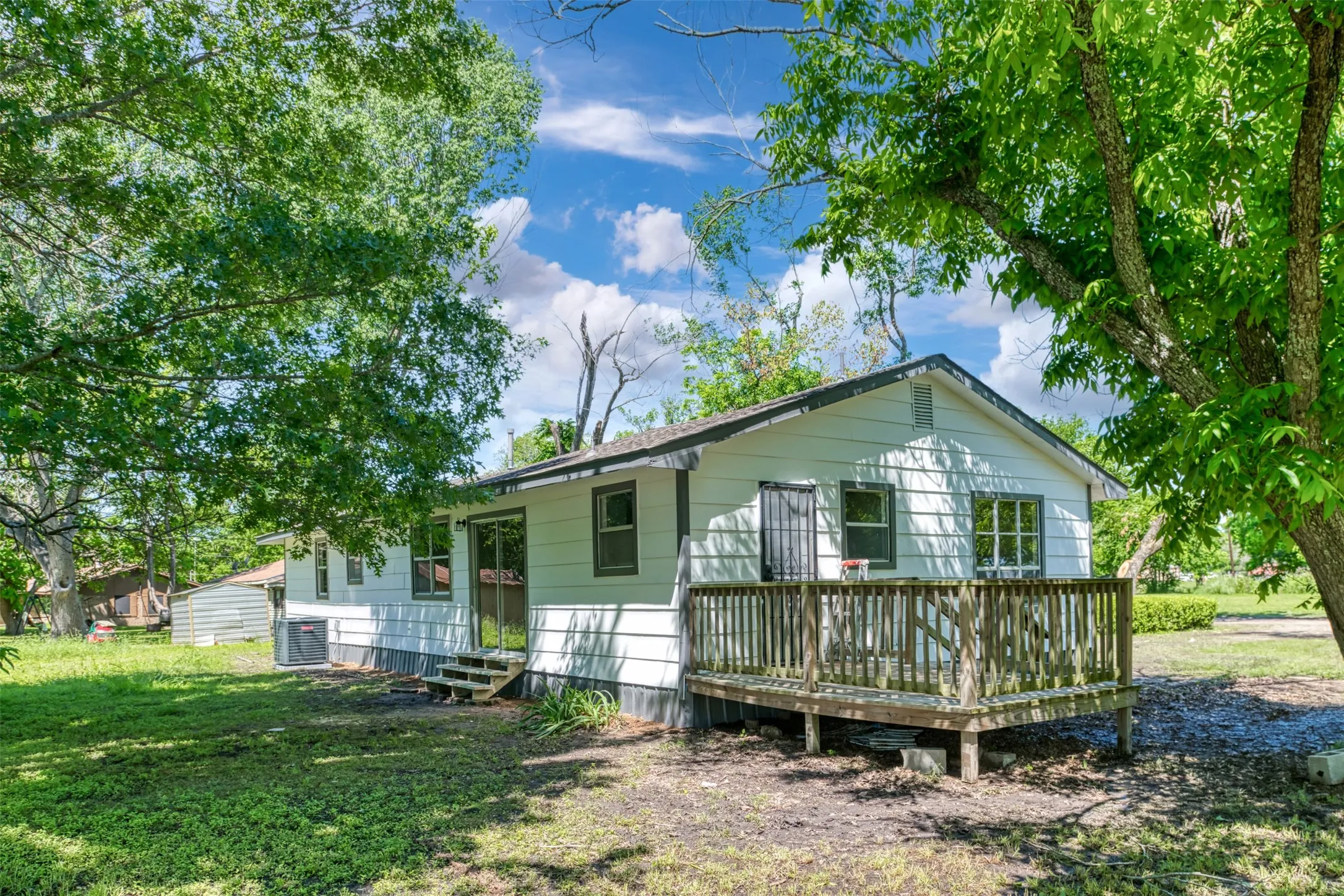 Single Family Residence For Sale in Navarro County , 103 Ivy Street, Goodlow, Texas 75144, 3 Bedroom, 2 Bathroom, Garage spaces, 1,456 Sqft, built in 1984, Preowned, mls#21127041, Real Estate Agent in Goodlow, Homes For Sale in Navarro county, Homes For Sale in Goodlow, Realtor in Goodlow Texas, Real Estate Brokerage Independent Realty Texas, Luminita Cordes Realtor