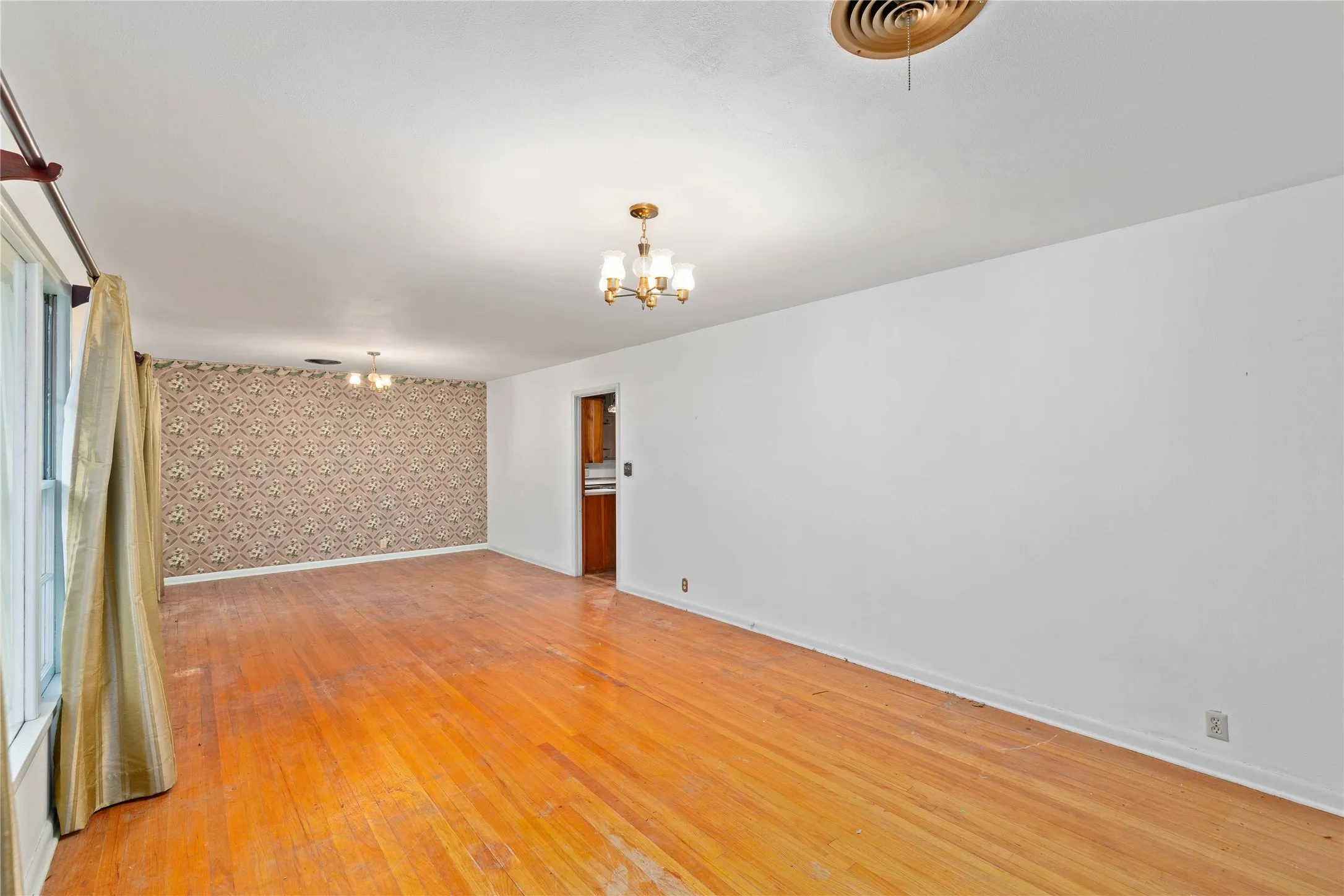 Single Family Residence For Sale in Brown County , 3904 Oakdale Drive, Brownwood, Texas 76801, 4 Bedroom, 3 Bathroom, Garage spaces, 2,475 Sqft, built in 1955, Preowned, mls#21115867, Real Estate Agent in Brownwood, Homes For Sale in Brown county, Homes For Sale in Brownwood, Realtor in Brownwood Texas, Real Estate Brokerage Independent Realty Texas, Luminita Cordes Realtor