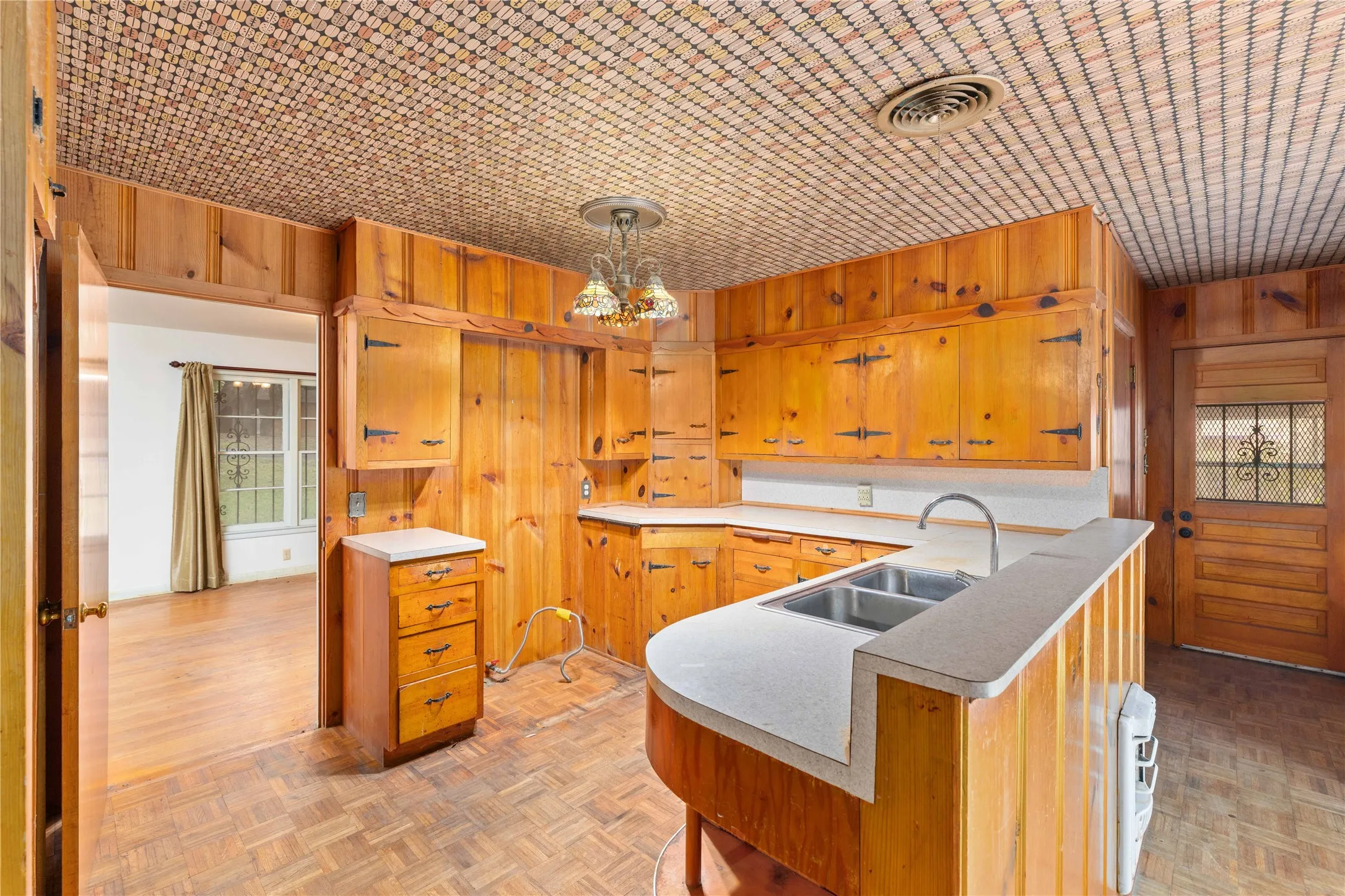 Single Family Residence For Sale in Brown County , 3904 Oakdale Drive, Brownwood, Texas 76801, 4 Bedroom, 3 Bathroom, Garage spaces, 2,475 Sqft, built in 1955, Preowned, mls#21115867, Real Estate Agent in Brownwood, Homes For Sale in Brown county, Homes For Sale in Brownwood, Realtor in Brownwood Texas, Real Estate Brokerage Independent Realty Texas, Luminita Cordes Realtor