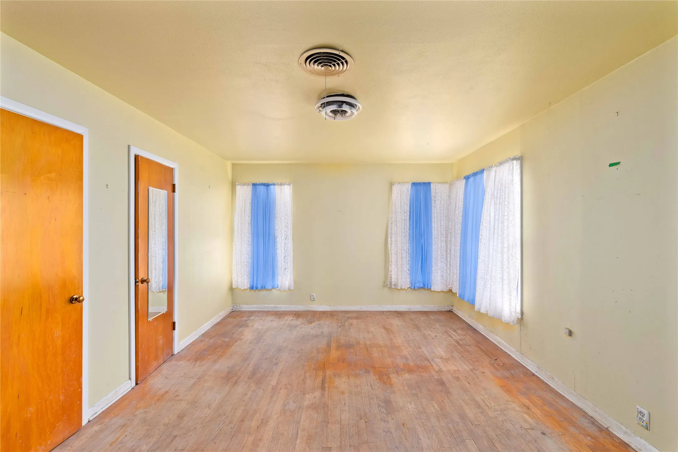 Single Family Residence For Sale in Brown County , 3904 Oakdale Drive, Brownwood, Texas 76801, 4 Bedroom, 3 Bathroom, Garage spaces, 2,475 Sqft, built in 1955, Preowned, mls#21115867, Real Estate Agent in Brownwood, Homes For Sale in Brown county, Homes For Sale in Brownwood, Realtor in Brownwood Texas, Real Estate Brokerage Independent Realty Texas, Luminita Cordes Realtor