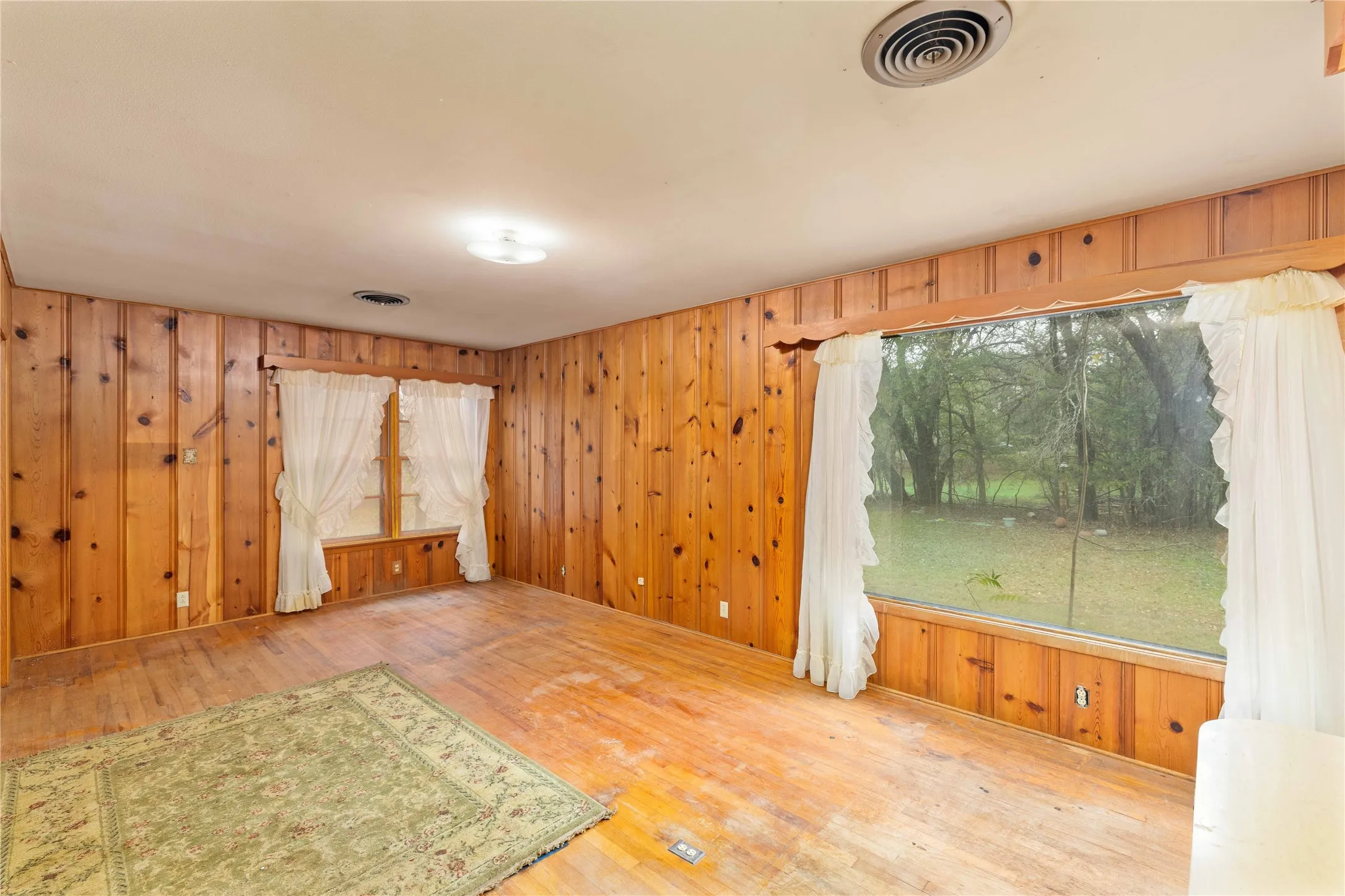 Single Family Residence For Sale in Brown County , 3904 Oakdale Drive, Brownwood, Texas 76801, 4 Bedroom, 3 Bathroom, Garage spaces, 2,475 Sqft, built in 1955, Preowned, mls#21115867, Real Estate Agent in Brownwood, Homes For Sale in Brown county, Homes For Sale in Brownwood, Realtor in Brownwood Texas, Real Estate Brokerage Independent Realty Texas, Luminita Cordes Realtor