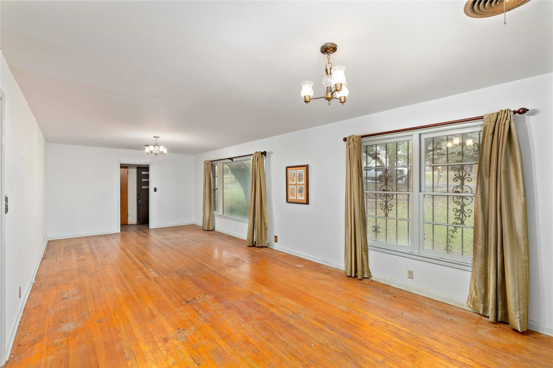 Single Family Residence For Sale in Brown County , 3904 Oakdale Drive, Brownwood, Texas 76801, 4 Bedroom, 3 Bathroom, Garage spaces, 2,475 Sqft, built in 1955, Preowned, mls#21115867, Real Estate Agent in Brownwood, Homes For Sale in Brown county, Homes For Sale in Brownwood, Realtor in Brownwood Texas, Real Estate Brokerage Independent Realty Texas, Luminita Cordes Realtor
