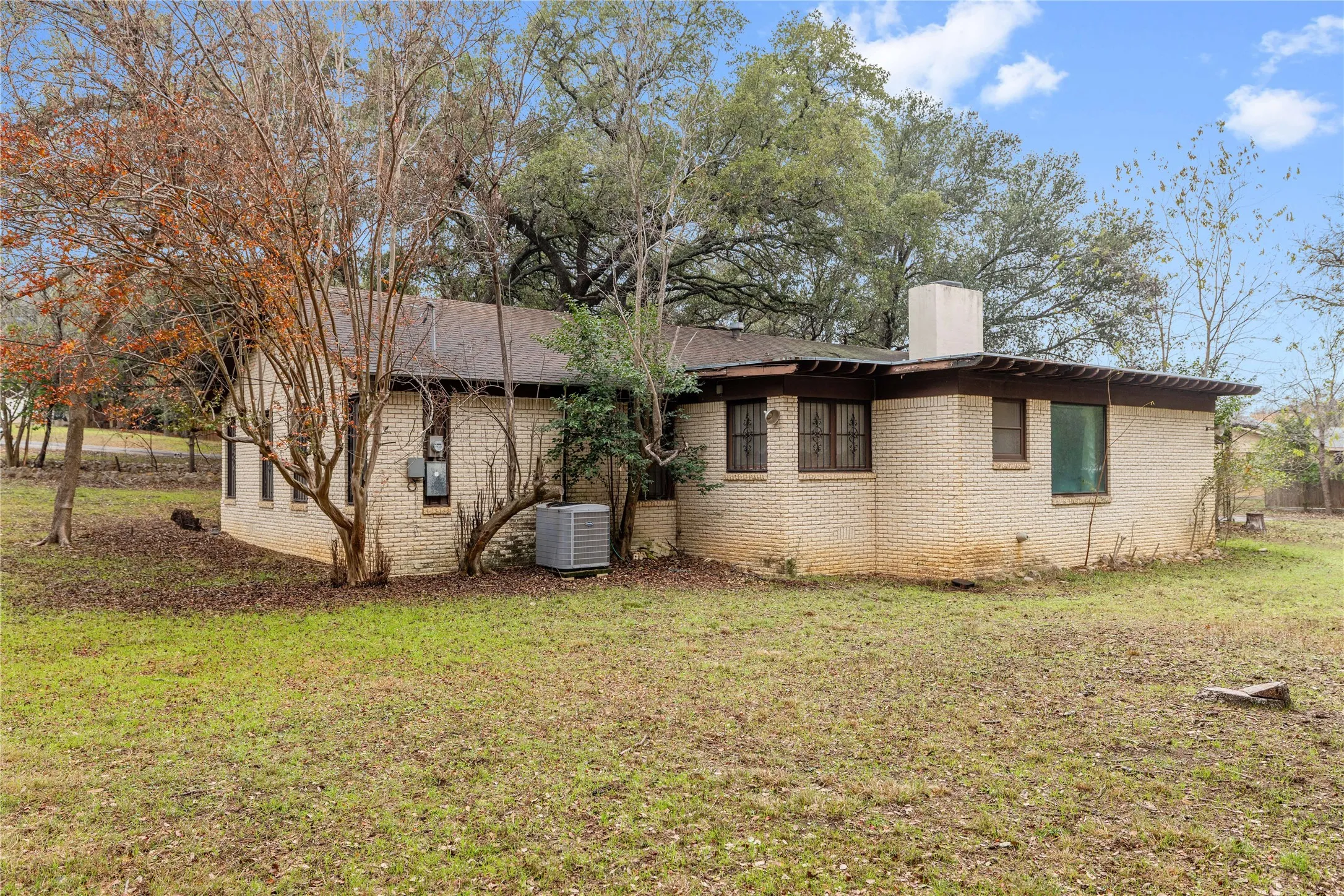 Single Family Residence For Sale in Brown County , 3904 Oakdale Drive, Brownwood, Texas 76801, 4 Bedroom, 3 Bathroom, Garage spaces, 2,475 Sqft, built in 1955, Preowned, mls#21115867, Real Estate Agent in Brownwood, Homes For Sale in Brown county, Homes For Sale in Brownwood, Realtor in Brownwood Texas, Real Estate Brokerage Independent Realty Texas, Luminita Cordes Realtor