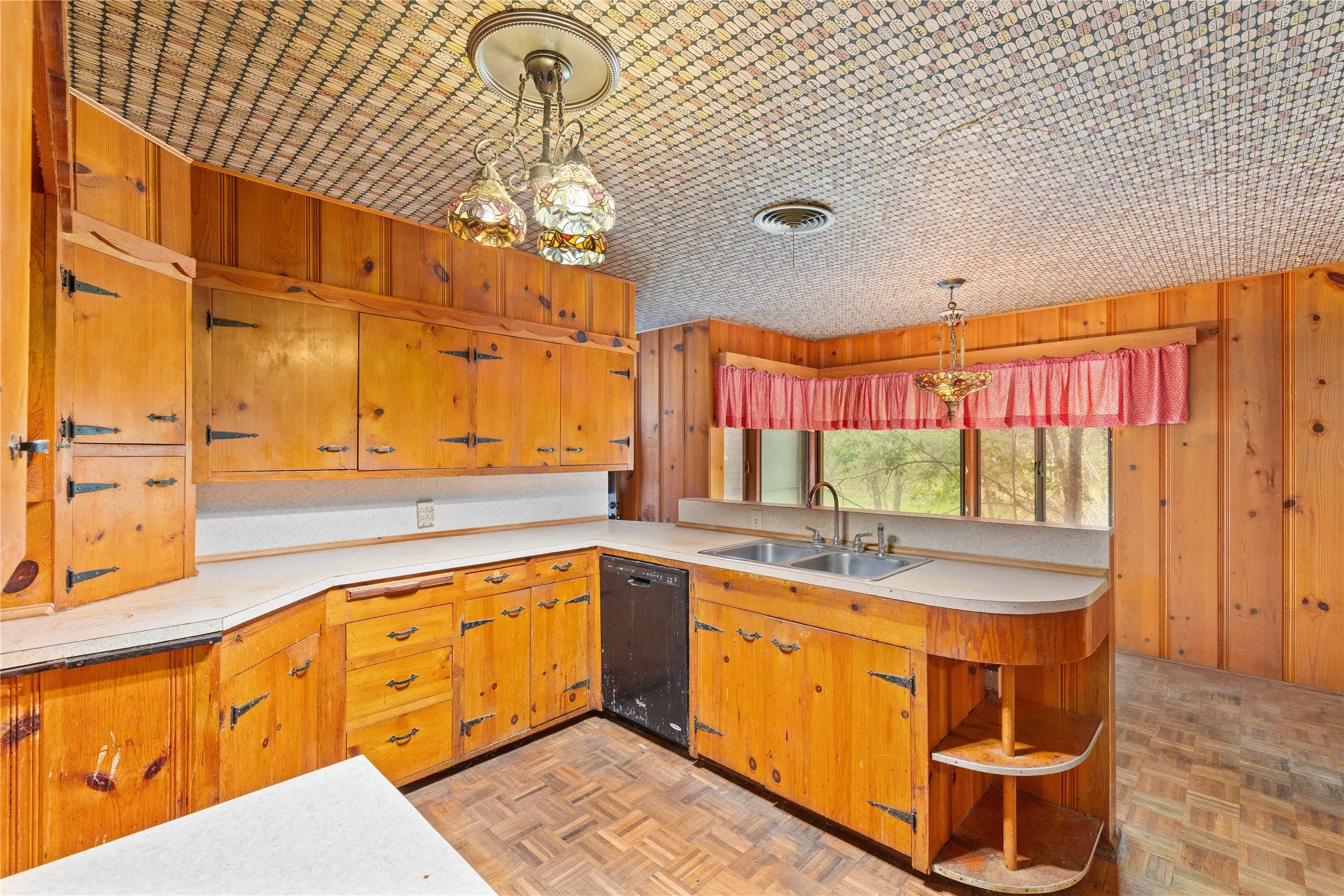 Single Family Residence For Sale in Brown County , 3904 Oakdale Drive, Brownwood, Texas 76801, 4 Bedroom, 3 Bathroom, Garage spaces, 2,475 Sqft, built in 1955, Preowned, mls#21115867, Real Estate Agent in Brownwood, Homes For Sale in Brown county, Homes For Sale in Brownwood, Realtor in Brownwood Texas, Real Estate Brokerage Independent Realty Texas, Luminita Cordes Realtor