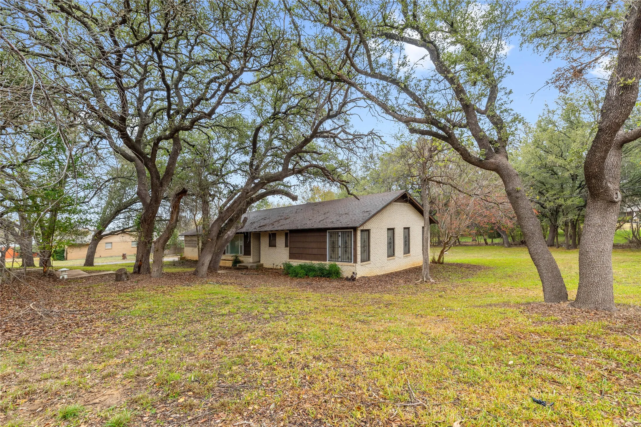 Single Family Residence For Sale in Brown County , 3904 Oakdale Drive, Brownwood, Texas 76801, 4 Bedroom, 3 Bathroom, Garage spaces, 2,475 Sqft, built in 1955, Preowned, mls#21115867, Real Estate Agent in Brownwood, Homes For Sale in Brown county, Homes For Sale in Brownwood, Realtor in Brownwood Texas, Real Estate Brokerage Independent Realty Texas, Luminita Cordes Realtor
