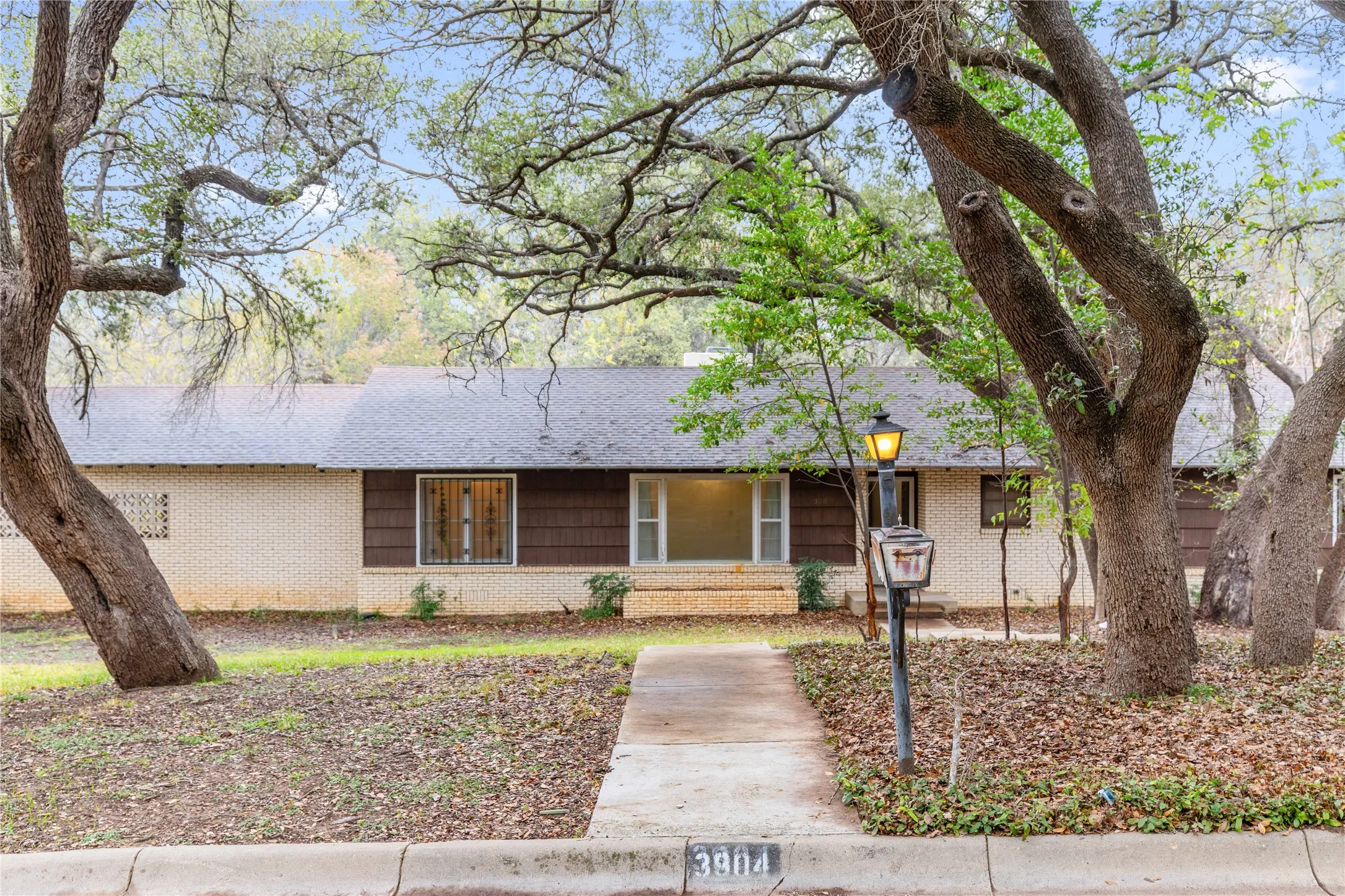 Single Family Residence For Sale in Brown County , 3904 Oakdale Drive, Brownwood, Texas 76801, 4 Bedroom, 3 Bathroom, Garage spaces, 2,475 Sqft, built in 1955, Preowned, mls#21115867, Real Estate Agent in Brownwood, Homes For Sale in Brown county, Homes For Sale in Brownwood, Realtor in Brownwood Texas, Real Estate Brokerage Independent Realty Texas, Luminita Cordes Realtor