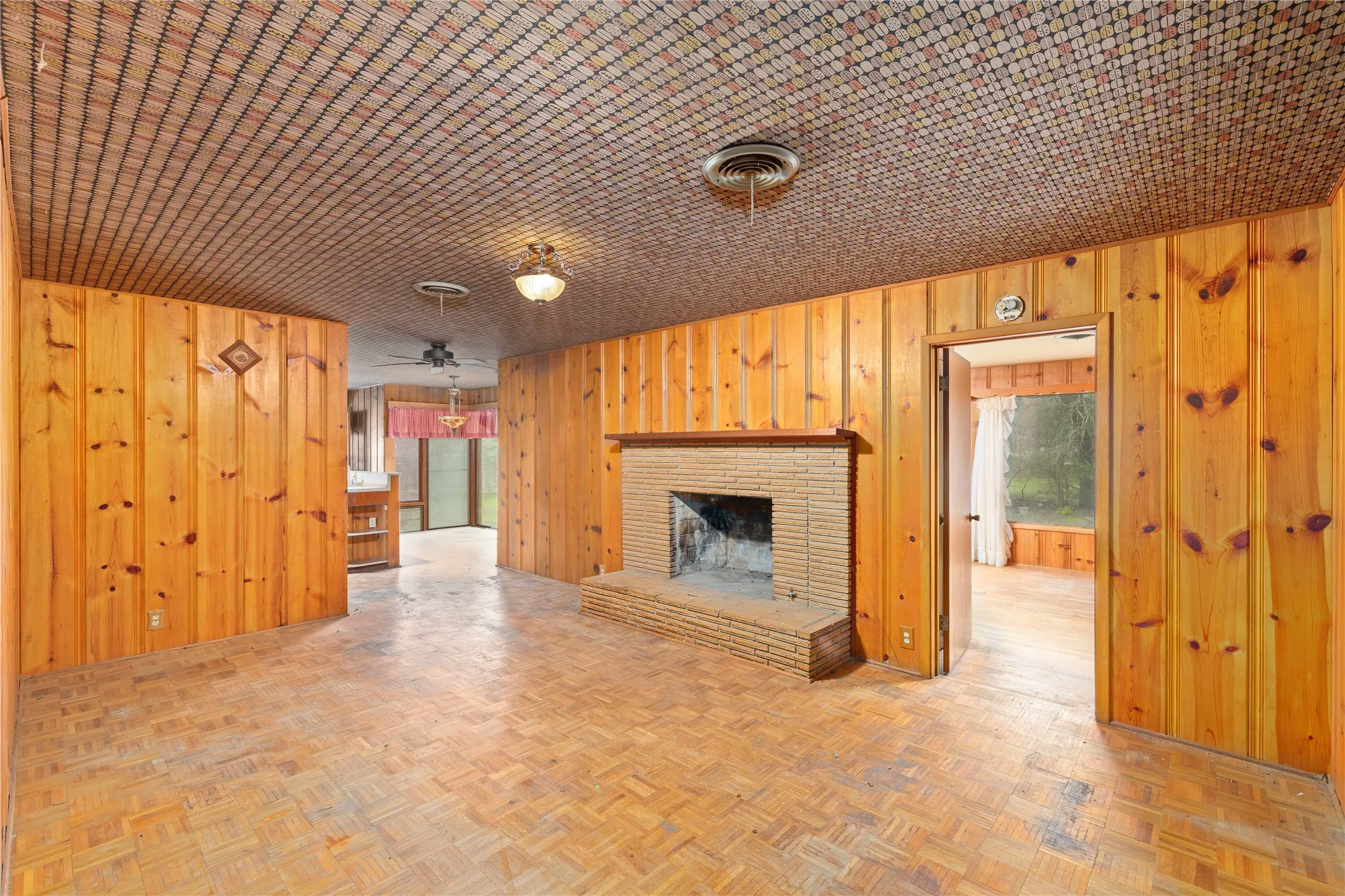 Single Family Residence For Sale in Brown County , 3904 Oakdale Drive, Brownwood, Texas 76801, 4 Bedroom, 3 Bathroom, Garage spaces, 2,475 Sqft, built in 1955, Preowned, mls#21115867, Real Estate Agent in Brownwood, Homes For Sale in Brown county, Homes For Sale in Brownwood, Realtor in Brownwood Texas, Real Estate Brokerage Independent Realty Texas, Luminita Cordes Realtor