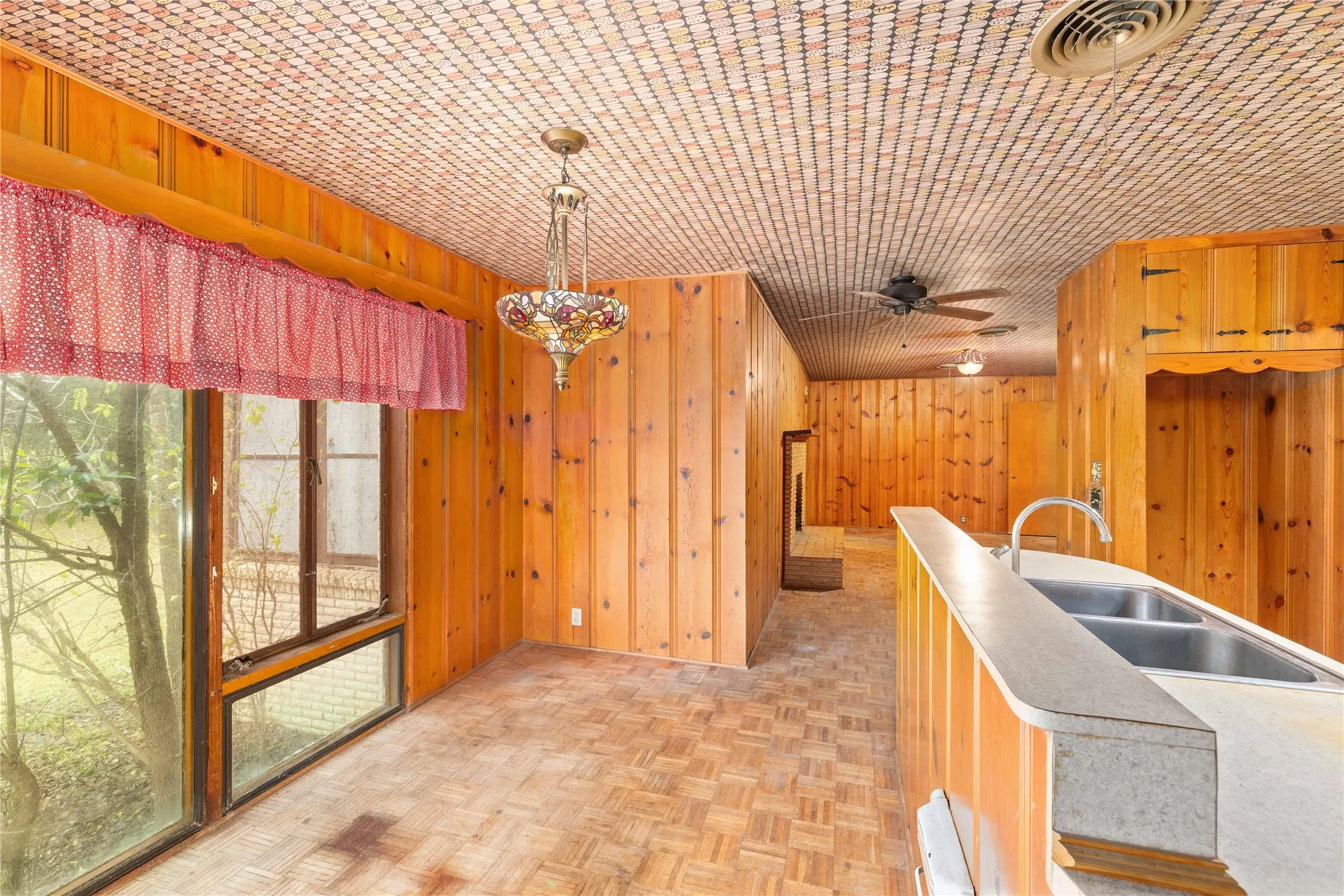 Single Family Residence For Sale in Brown County , 3904 Oakdale Drive, Brownwood, Texas 76801, 4 Bedroom, 3 Bathroom, Garage spaces, 2,475 Sqft, built in 1955, Preowned, mls#21115867, Real Estate Agent in Brownwood, Homes For Sale in Brown county, Homes For Sale in Brownwood, Realtor in Brownwood Texas, Real Estate Brokerage Independent Realty Texas, Luminita Cordes Realtor
