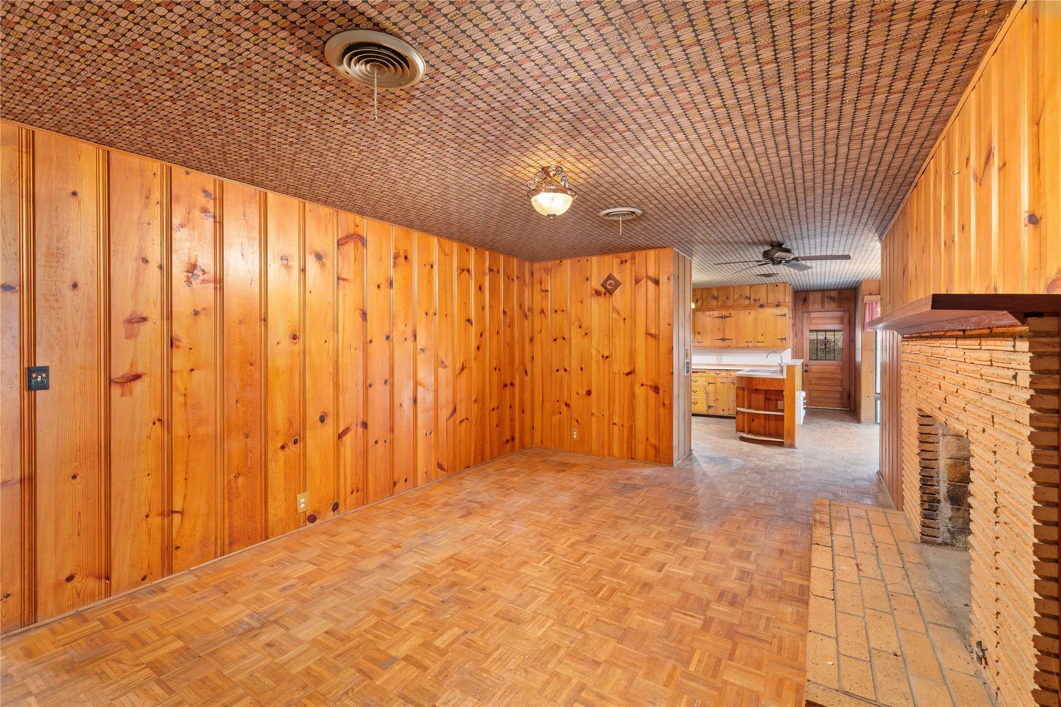 Single Family Residence For Sale in Brown County , 3904 Oakdale Drive, Brownwood, Texas 76801, 4 Bedroom, 3 Bathroom, Garage spaces, 2,475 Sqft, built in 1955, Preowned, mls#21115867, Real Estate Agent in Brownwood, Homes For Sale in Brown county, Homes For Sale in Brownwood, Realtor in Brownwood Texas, Real Estate Brokerage Independent Realty Texas, Luminita Cordes Realtor