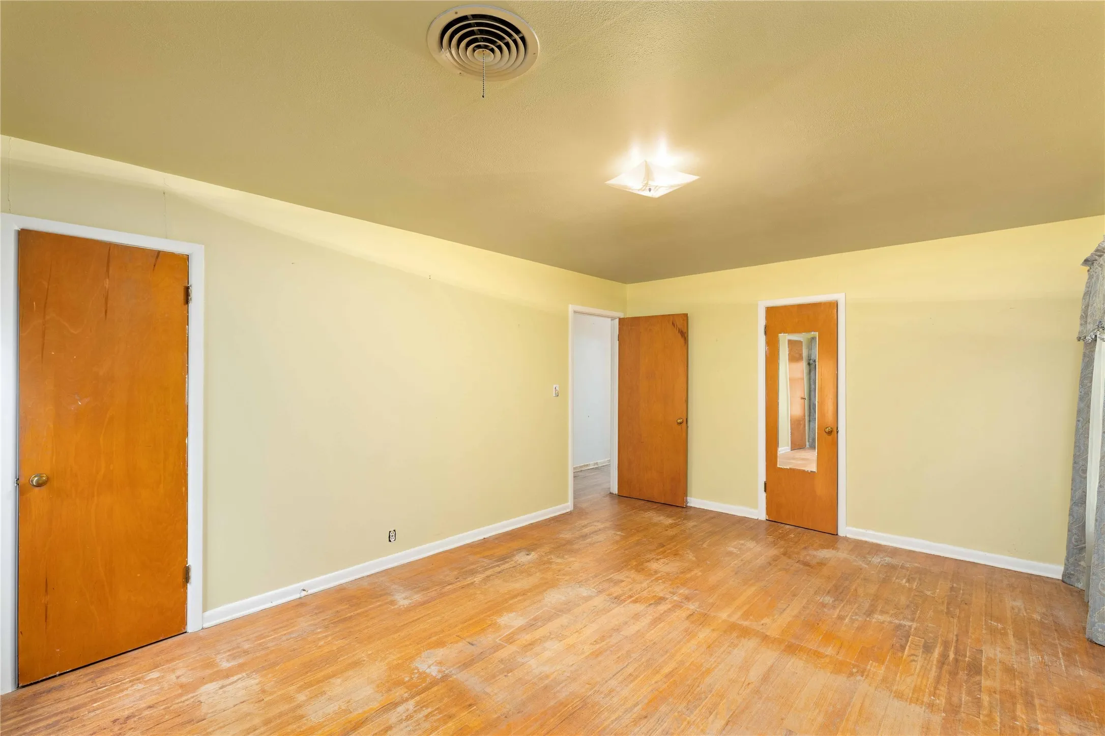 Single Family Residence For Sale in Brown County , 3904 Oakdale Drive, Brownwood, Texas 76801, 4 Bedroom, 3 Bathroom, Garage spaces, 2,475 Sqft, built in 1955, Preowned, mls#21115867, Real Estate Agent in Brownwood, Homes For Sale in Brown county, Homes For Sale in Brownwood, Realtor in Brownwood Texas, Real Estate Brokerage Independent Realty Texas, Luminita Cordes Realtor