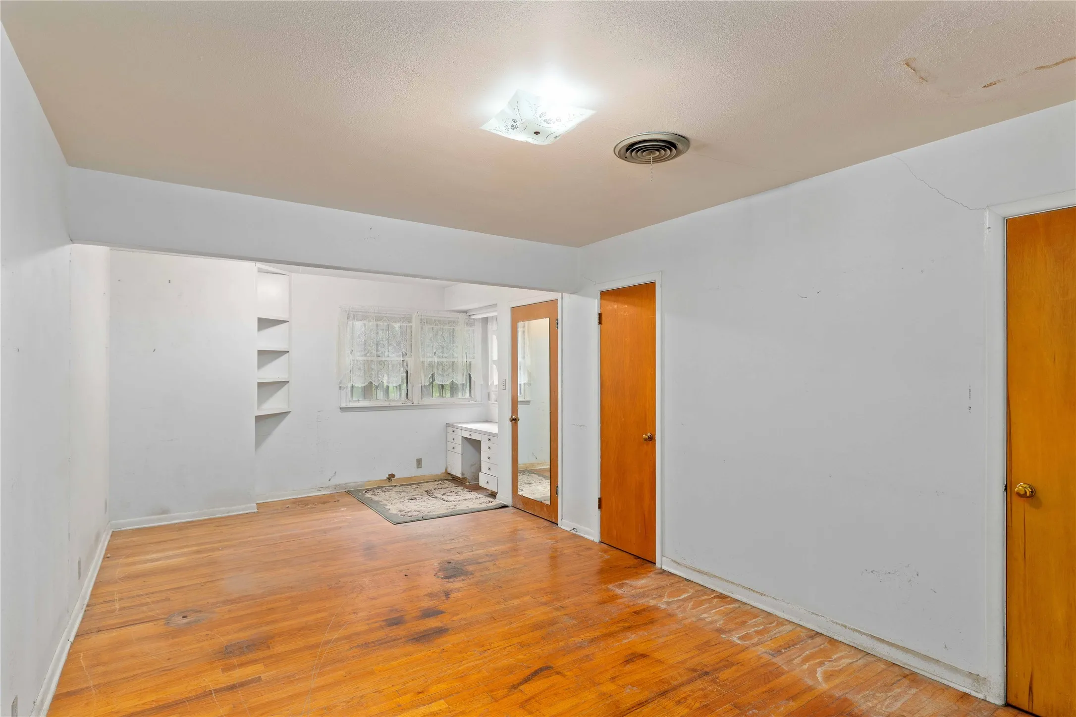 Single Family Residence For Sale in Brown County , 3904 Oakdale Drive, Brownwood, Texas 76801, 4 Bedroom, 3 Bathroom, Garage spaces, 2,475 Sqft, built in 1955, Preowned, mls#21115867, Real Estate Agent in Brownwood, Homes For Sale in Brown county, Homes For Sale in Brownwood, Realtor in Brownwood Texas, Real Estate Brokerage Independent Realty Texas, Luminita Cordes Realtor
