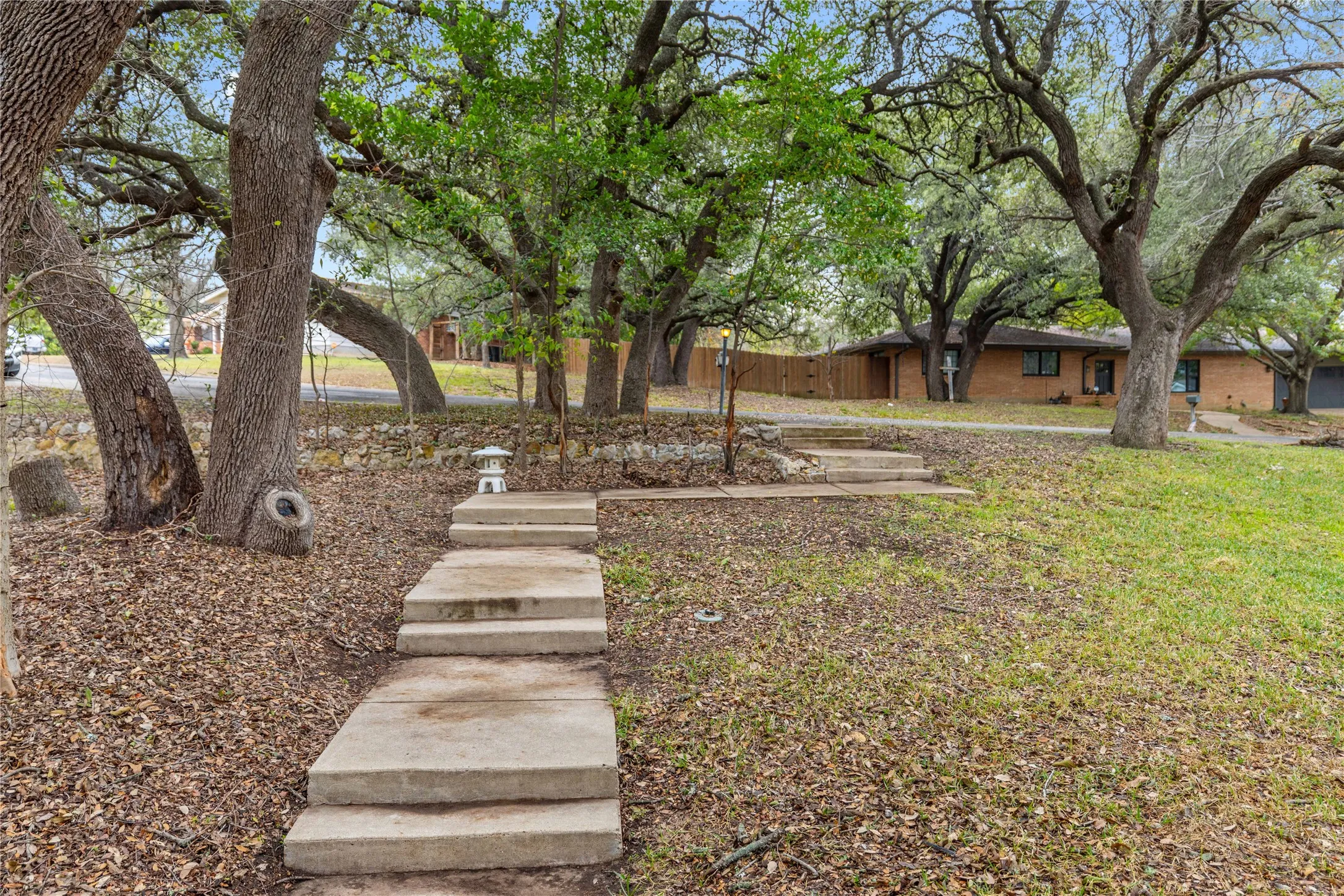 Single Family Residence For Sale in Brown County , 3904 Oakdale Drive, Brownwood, Texas 76801, 4 Bedroom, 3 Bathroom, Garage spaces, 2,475 Sqft, built in 1955, Preowned, mls#21115867, Real Estate Agent in Brownwood, Homes For Sale in Brown county, Homes For Sale in Brownwood, Realtor in Brownwood Texas, Real Estate Brokerage Independent Realty Texas, Luminita Cordes Realtor
