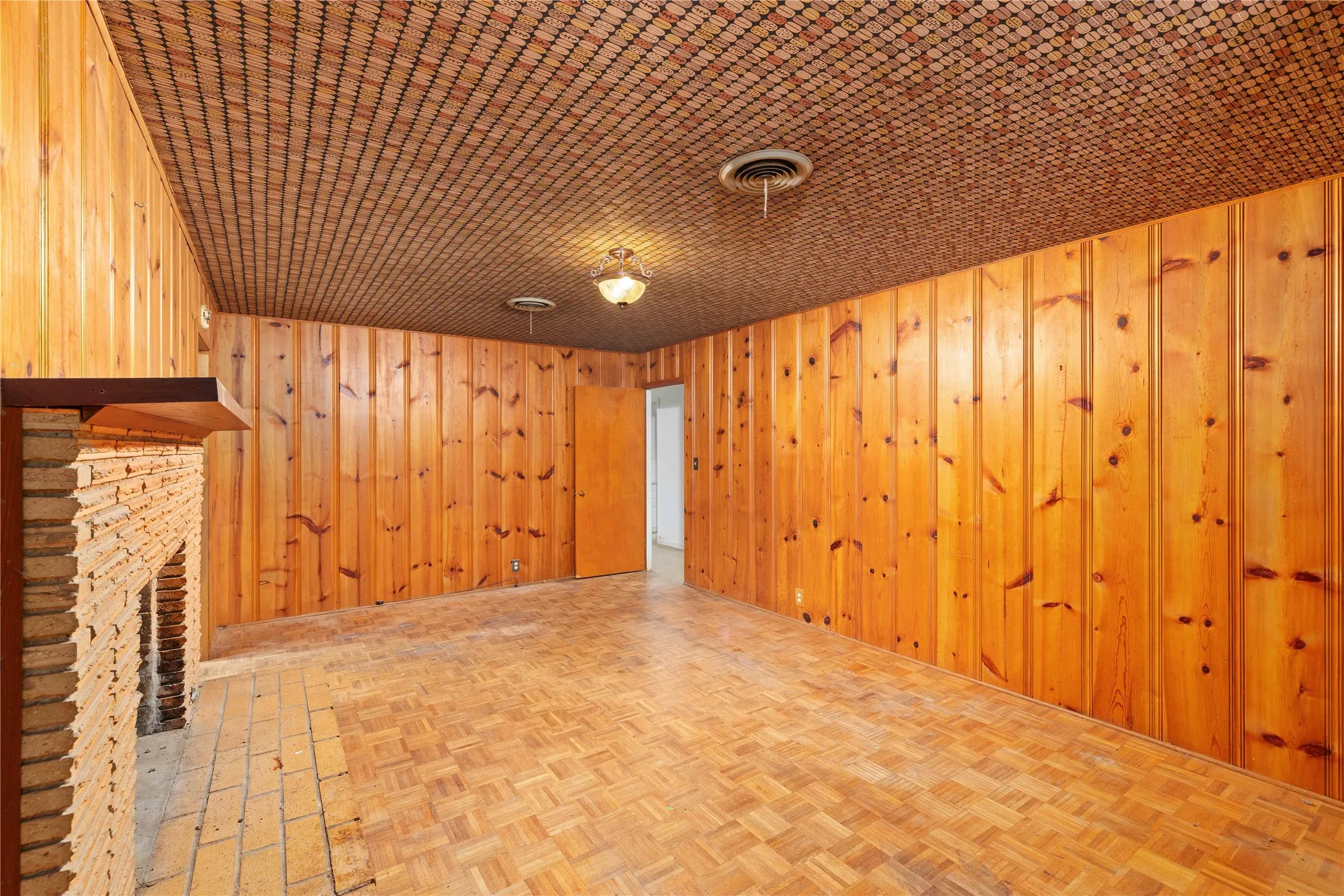 Single Family Residence For Sale in Brown County , 3904 Oakdale Drive, Brownwood, Texas 76801, 4 Bedroom, 3 Bathroom, Garage spaces, 2,475 Sqft, built in 1955, Preowned, mls#21115867, Real Estate Agent in Brownwood, Homes For Sale in Brown county, Homes For Sale in Brownwood, Realtor in Brownwood Texas, Real Estate Brokerage Independent Realty Texas, Luminita Cordes Realtor