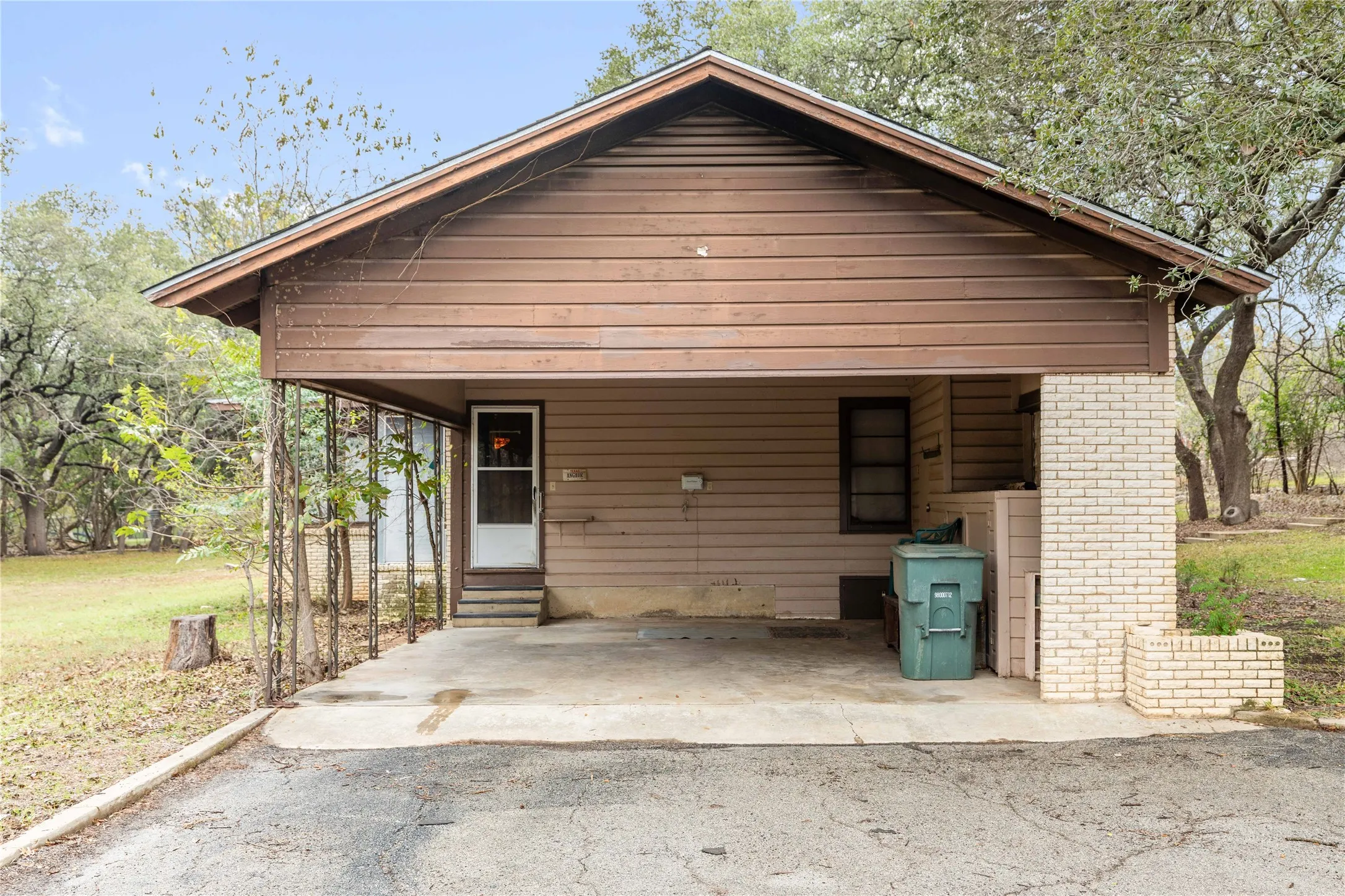 Single Family Residence For Sale in Brown County , 3904 Oakdale Drive, Brownwood, Texas 76801, 4 Bedroom, 3 Bathroom, Garage spaces, 2,475 Sqft, built in 1955, Preowned, mls#21115867, Real Estate Agent in Brownwood, Homes For Sale in Brown county, Homes For Sale in Brownwood, Realtor in Brownwood Texas, Real Estate Brokerage Independent Realty Texas, Luminita Cordes Realtor
