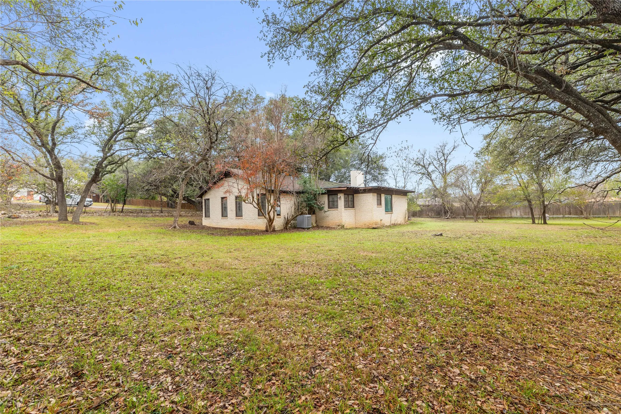 Single Family Residence For Sale in Brown County , 3904 Oakdale Drive, Brownwood, Texas 76801, 4 Bedroom, 3 Bathroom, Garage spaces, 2,475 Sqft, built in 1955, Preowned, mls#21115867, Real Estate Agent in Brownwood, Homes For Sale in Brown county, Homes For Sale in Brownwood, Realtor in Brownwood Texas, Real Estate Brokerage Independent Realty Texas, Luminita Cordes Realtor