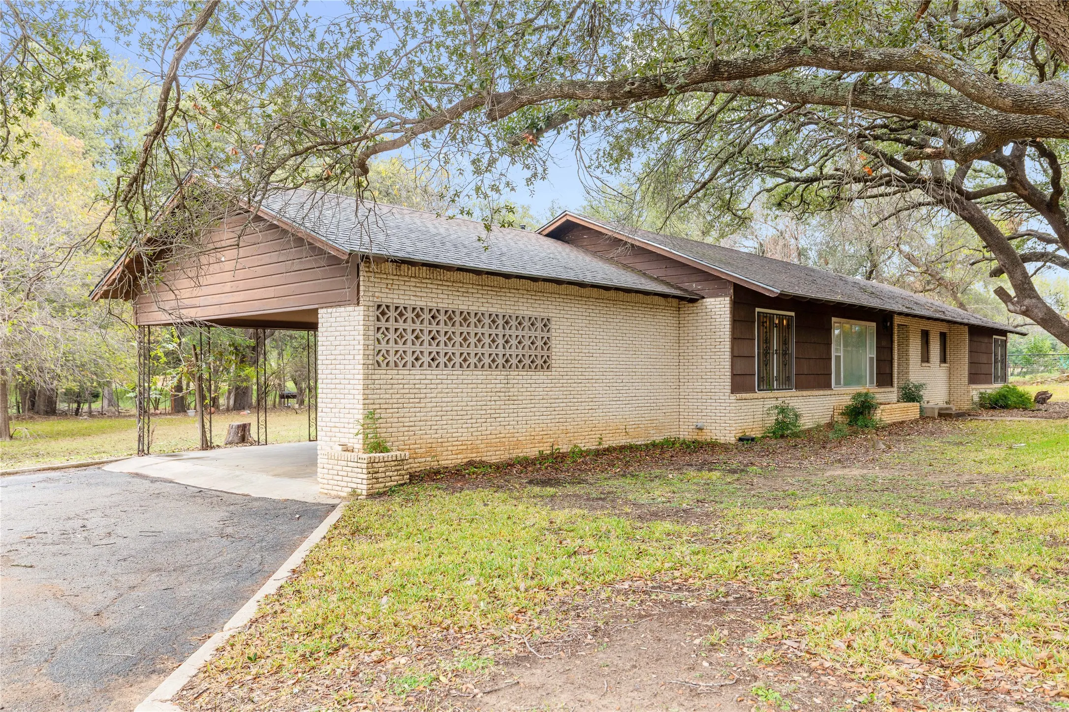 Single Family Residence For Sale in Brown County , 3904 Oakdale Drive, Brownwood, Texas 76801, 4 Bedroom, 3 Bathroom, Garage spaces, 2,475 Sqft, built in 1955, Preowned, mls#21115867, Real Estate Agent in Brownwood, Homes For Sale in Brown county, Homes For Sale in Brownwood, Realtor in Brownwood Texas, Real Estate Brokerage Independent Realty Texas, Luminita Cordes Realtor