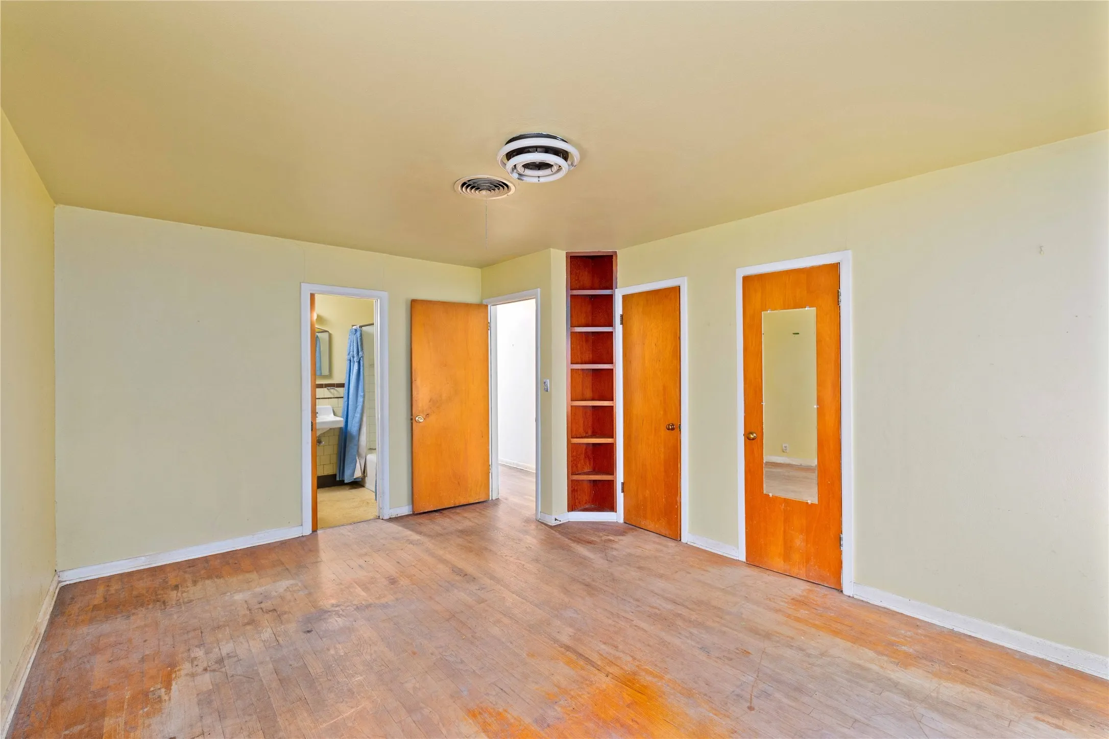 Single Family Residence For Sale in Brown County , 3904 Oakdale Drive, Brownwood, Texas 76801, 4 Bedroom, 3 Bathroom, Garage spaces, 2,475 Sqft, built in 1955, Preowned, mls#21115867, Real Estate Agent in Brownwood, Homes For Sale in Brown county, Homes For Sale in Brownwood, Realtor in Brownwood Texas, Real Estate Brokerage Independent Realty Texas, Luminita Cordes Realtor