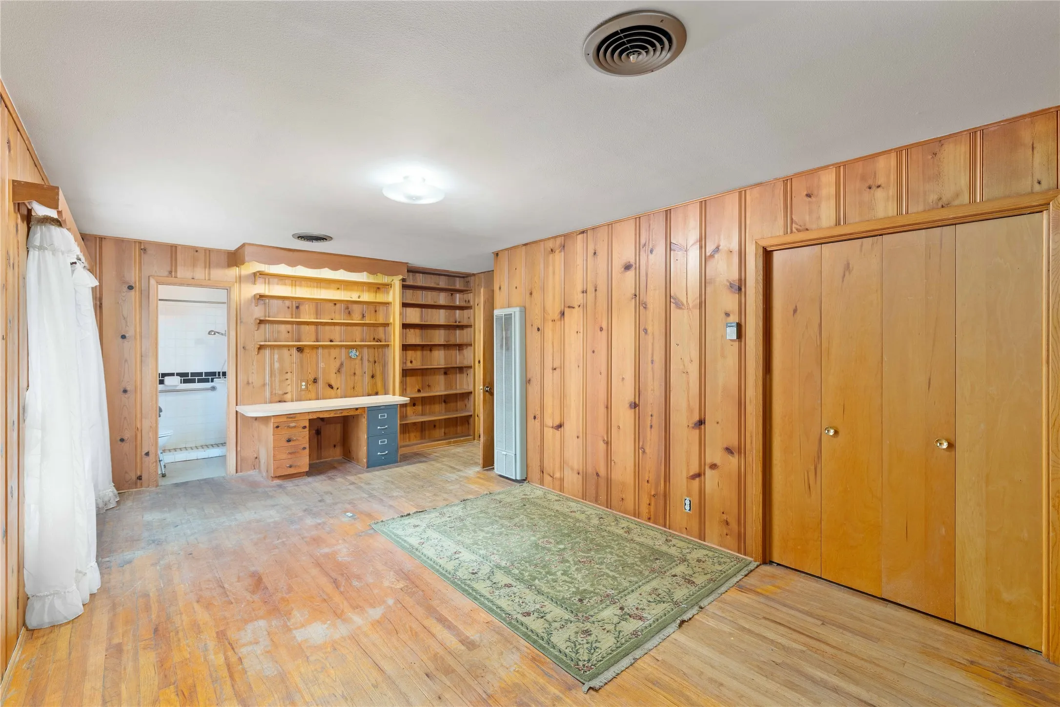 Single Family Residence For Sale in Brown County , 3904 Oakdale Drive, Brownwood, Texas 76801, 4 Bedroom, 3 Bathroom, Garage spaces, 2,475 Sqft, built in 1955, Preowned, mls#21115867, Real Estate Agent in Brownwood, Homes For Sale in Brown county, Homes For Sale in Brownwood, Realtor in Brownwood Texas, Real Estate Brokerage Independent Realty Texas, Luminita Cordes Realtor