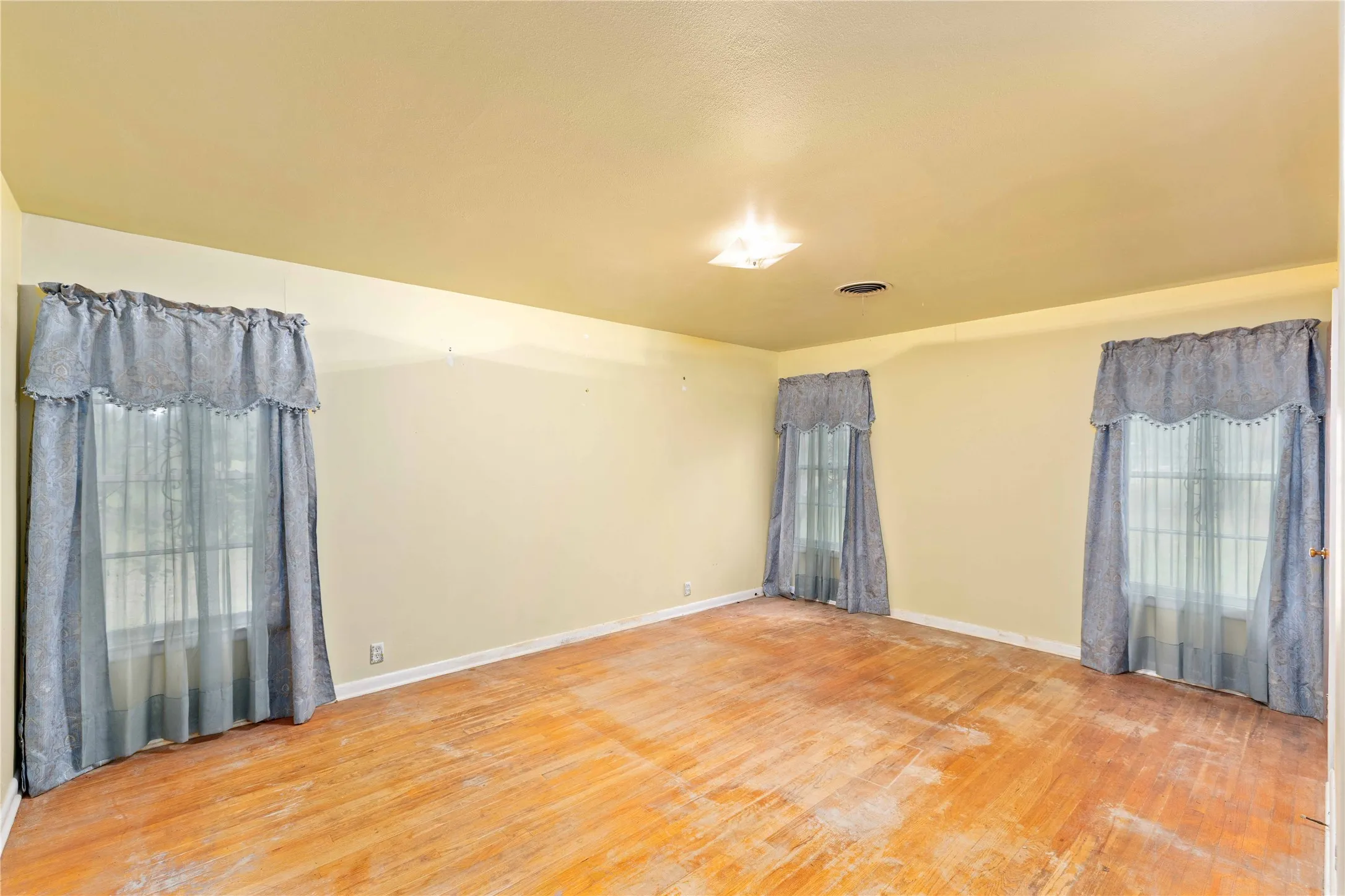 Single Family Residence For Sale in Brown County , 3904 Oakdale Drive, Brownwood, Texas 76801, 4 Bedroom, 3 Bathroom, Garage spaces, 2,475 Sqft, built in 1955, Preowned, mls#21115867, Real Estate Agent in Brownwood, Homes For Sale in Brown county, Homes For Sale in Brownwood, Realtor in Brownwood Texas, Real Estate Brokerage Independent Realty Texas, Luminita Cordes Realtor