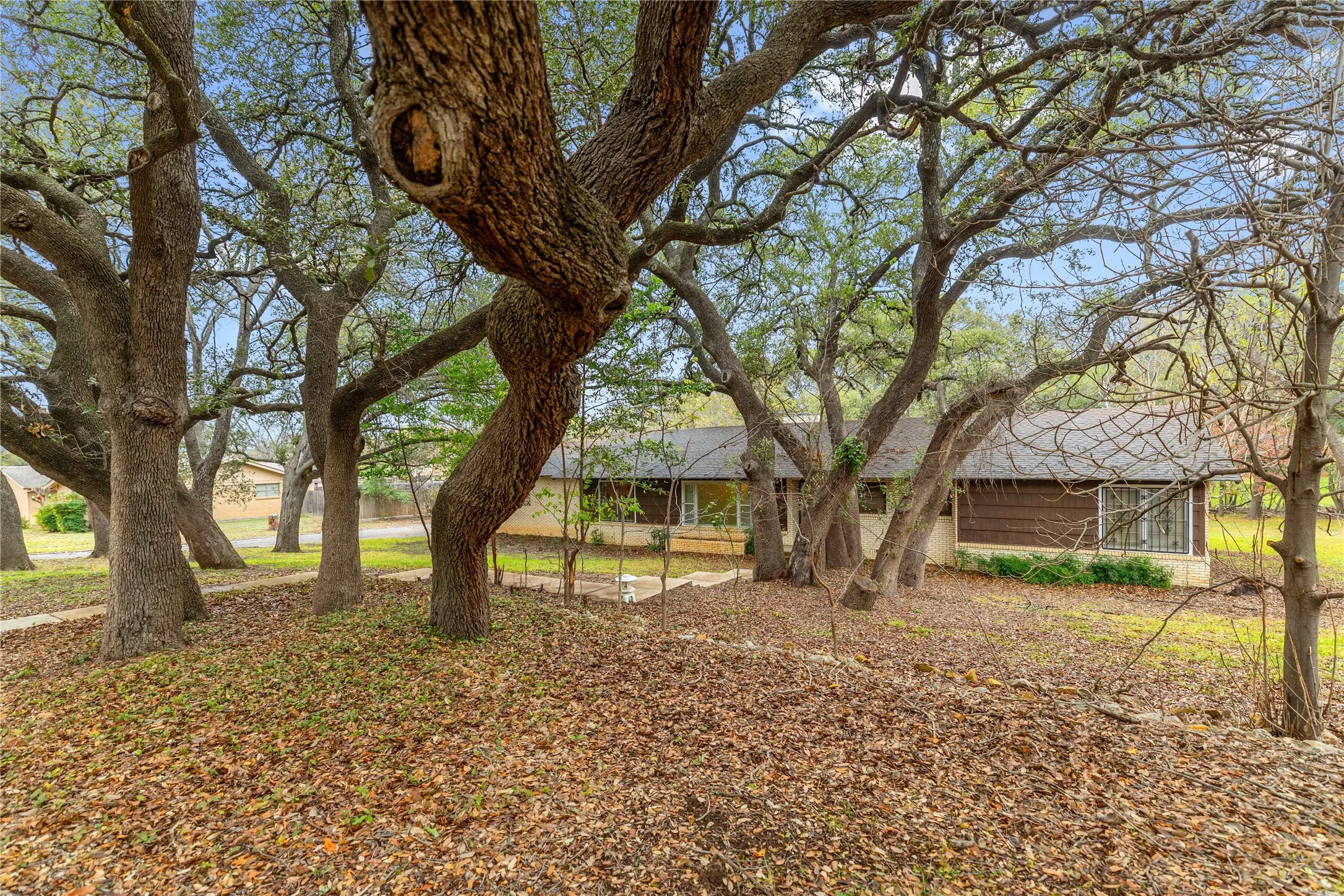 Single Family Residence For Sale in Brown County , 3904 Oakdale Drive, Brownwood, Texas 76801, 4 Bedroom, 3 Bathroom, Garage spaces, 2,475 Sqft, built in 1955, Preowned, mls#21115867, Real Estate Agent in Brownwood, Homes For Sale in Brown county, Homes For Sale in Brownwood, Realtor in Brownwood Texas, Real Estate Brokerage Independent Realty Texas, Luminita Cordes Realtor
