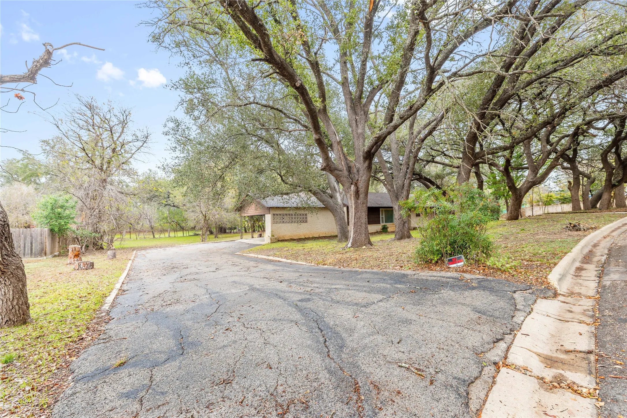 Single Family Residence For Sale in Brown County , 3904 Oakdale Drive, Brownwood, Texas 76801, 4 Bedroom, 3 Bathroom, Garage spaces, 2,475 Sqft, built in 1955, Preowned, mls#21115867, Real Estate Agent in Brownwood, Homes For Sale in Brown county, Homes For Sale in Brownwood, Realtor in Brownwood Texas, Real Estate Brokerage Independent Realty Texas, Luminita Cordes Realtor