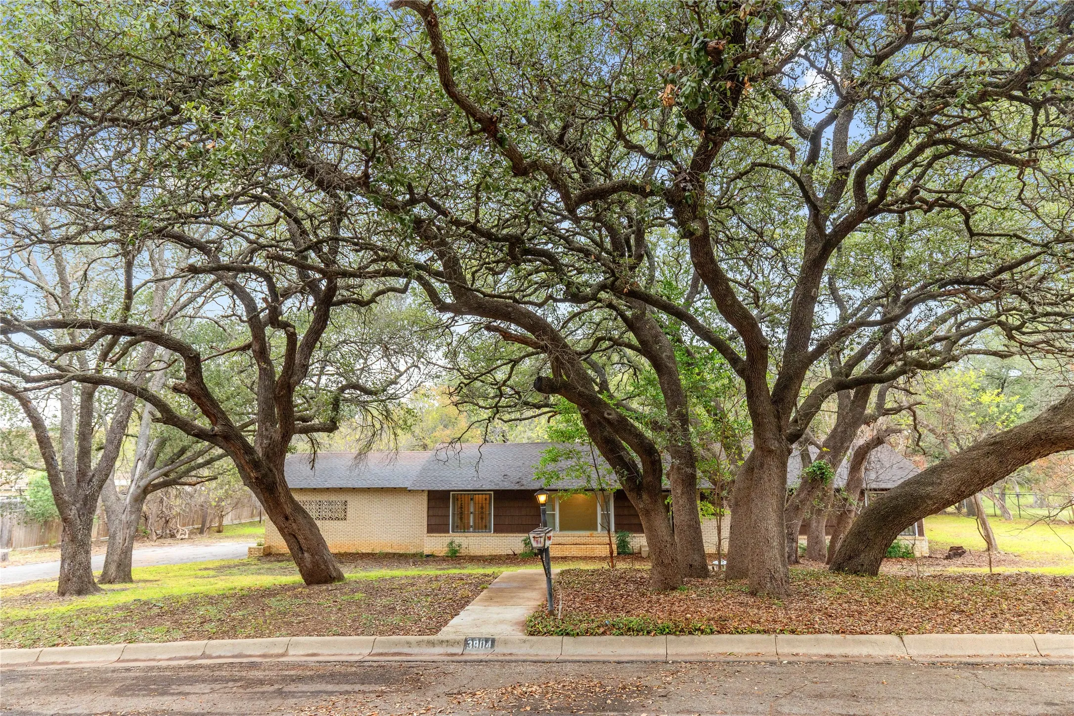 Single Family Residence For Sale in Brown County , 3904 Oakdale Drive, Brownwood, Texas 76801, 4 Bedroom, 3 Bathroom, Garage spaces, 2,475 Sqft, built in 1955, Preowned, mls#21115867, Real Estate Agent in Brownwood, Homes For Sale in Brown county, Homes For Sale in Brownwood, Realtor in Brownwood Texas, Real Estate Brokerage Independent Realty Texas, Luminita Cordes Realtor