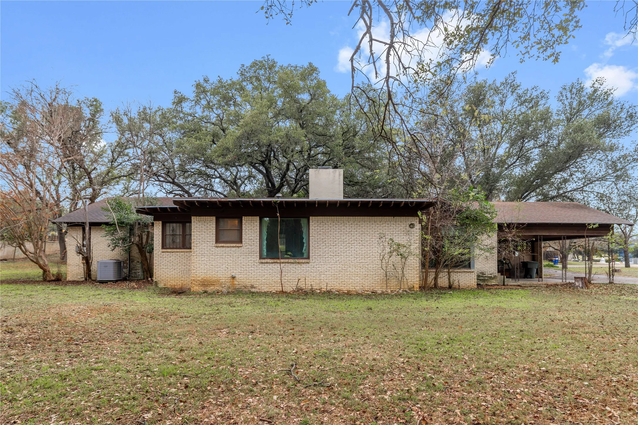 Single Family Residence For Sale in Brown County , 3904 Oakdale Drive, Brownwood, Texas 76801, 4 Bedroom, 3 Bathroom, Garage spaces, 2,475 Sqft, built in 1955, Preowned, mls#21115867, Real Estate Agent in Brownwood, Homes For Sale in Brown county, Homes For Sale in Brownwood, Realtor in Brownwood Texas, Real Estate Brokerage Independent Realty Texas, Luminita Cordes Realtor