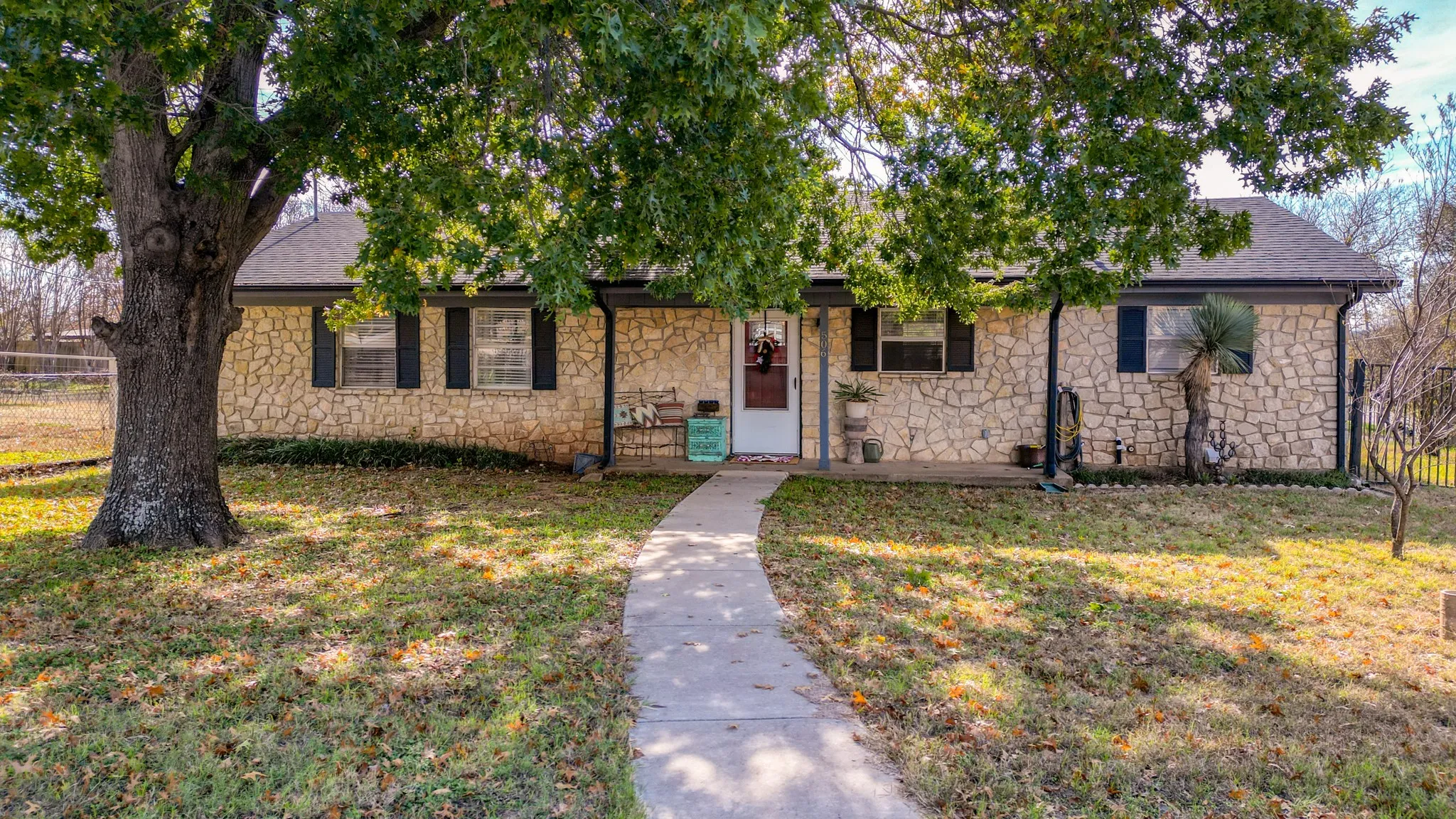 Single Family Residence For Sale in Hood County , 506 E Barton Street, Granbury, Texas 76048, 3 Bedroom, 2 Bathroom, Garage spaces, 1,611 Sqft, built in 1978, mls#21127992, Real Estate Agent in Granbury, Homes For Sale in Hood county, Homes For Sale in Granbury, Realtor in Granbury Texas, Real Estate Brokerage Independent Realty Texas, Luminita Cordes Realtor