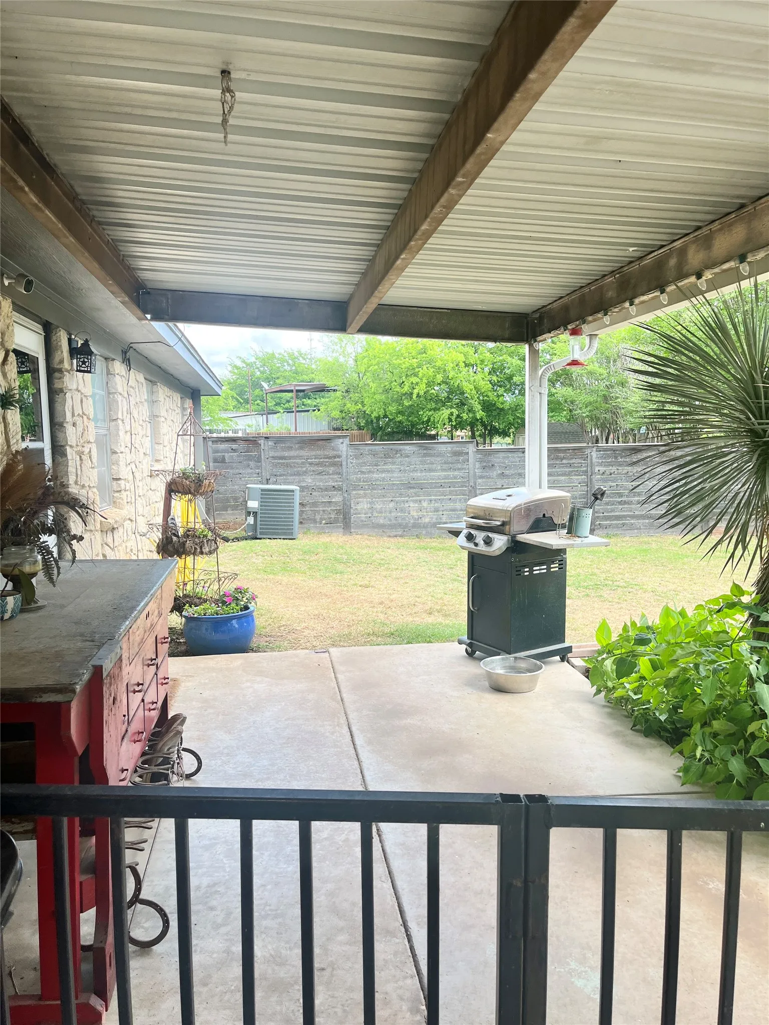 Single Family Residence For Sale in Hood County , 506 E Barton Street, Granbury, Texas 76048, 3 Bedroom, 2 Bathroom, Garage spaces, 1,611 Sqft, built in 1978, mls#21127992, Real Estate Agent in Granbury, Homes For Sale in Hood county, Homes For Sale in Granbury, Realtor in Granbury Texas, Real Estate Brokerage Independent Realty Texas, Luminita Cordes Realtor