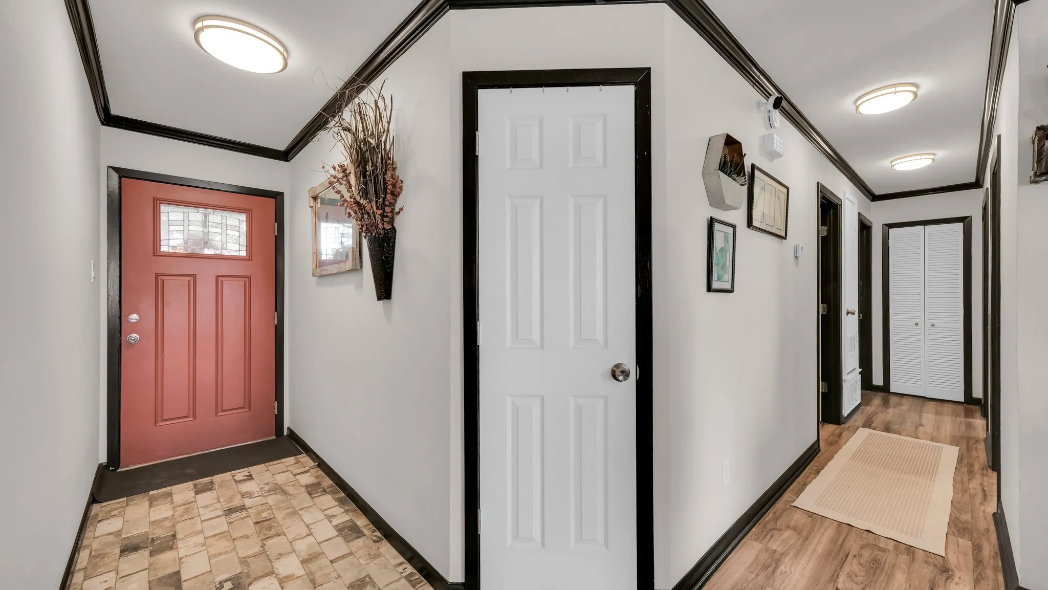 Single Family Residence For Sale in Hood County , 506 E Barton Street, Granbury, Texas 76048, 3 Bedroom, 2 Bathroom, Garage spaces, 1,611 Sqft, built in 1978, mls#21127992, Real Estate Agent in Granbury, Homes For Sale in Hood county, Homes For Sale in Granbury, Realtor in Granbury Texas, Real Estate Brokerage Independent Realty Texas, Luminita Cordes Realtor