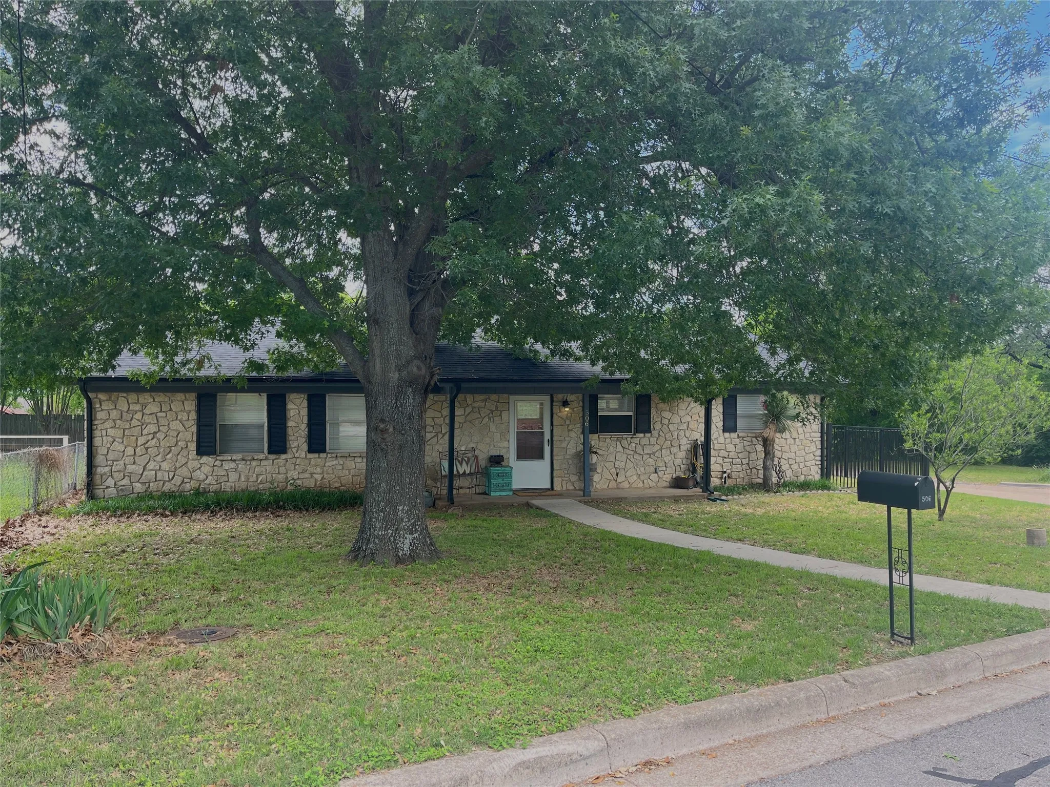 Single Family Residence For Sale in Hood County , 506 E Barton Street, Granbury, Texas 76048, 3 Bedroom, 2 Bathroom, Garage spaces, 1,611 Sqft, built in 1978, mls#21127992, Real Estate Agent in Granbury, Homes For Sale in Hood county, Homes For Sale in Granbury, Realtor in Granbury Texas, Real Estate Brokerage Independent Realty Texas, Luminita Cordes Realtor