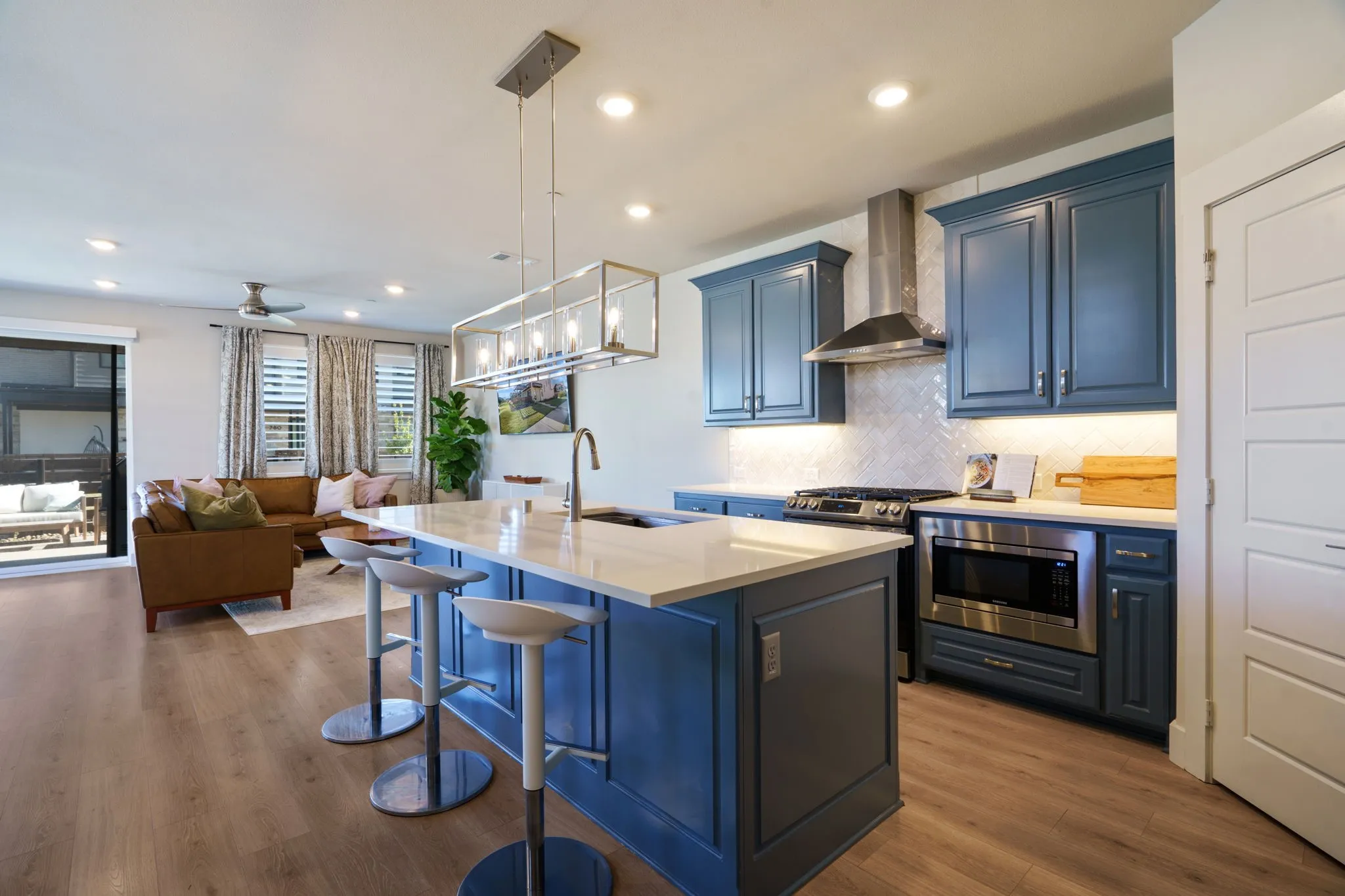 Upgraded cabinets, SS appliances, deep sink