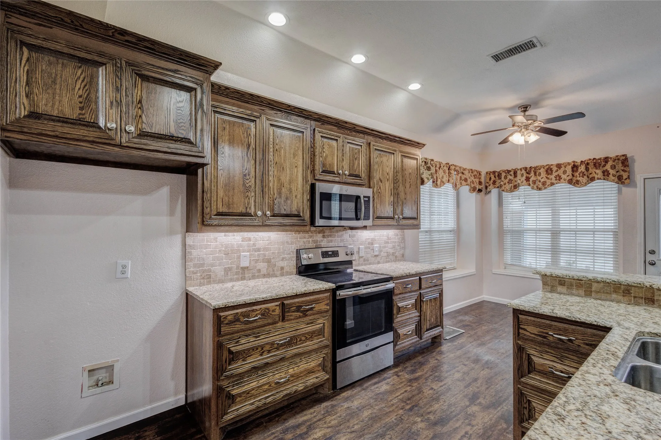 Single Family Residence For Sale in Tarrant County , 1036 Cottonbelt Drive, Saginaw, Texas 76131, 4 Bedroom, 4 Bathroom, 2 Garage spaces, 3,130 Sqft, built in 1998, mls#21128252, Real Estate Agent in Saginaw, Homes For Sale in Tarrant county, Homes For Sale in Saginaw, Realtor in Saginaw Texas, Real Estate Brokerage Independent Realty Texas, Luminita Cordes Realtor