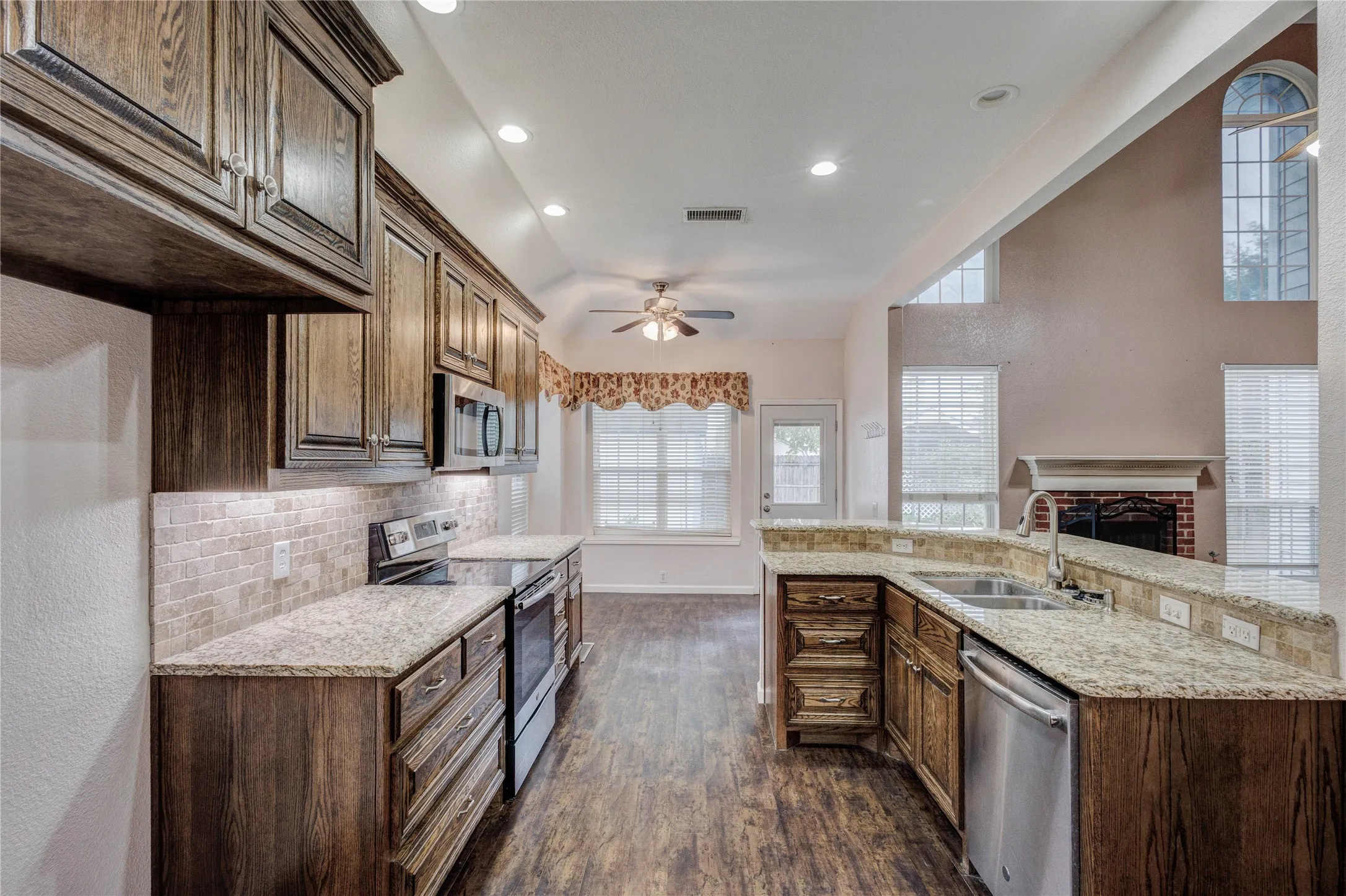 Single Family Residence For Sale in Tarrant County , 1036 Cottonbelt Drive, Saginaw, Texas 76131, 4 Bedroom, 4 Bathroom, 2 Garage spaces, 3,130 Sqft, built in 1998, mls#21128252, Real Estate Agent in Saginaw, Homes For Sale in Tarrant county, Homes For Sale in Saginaw, Realtor in Saginaw Texas, Real Estate Brokerage Independent Realty Texas, Luminita Cordes Realtor