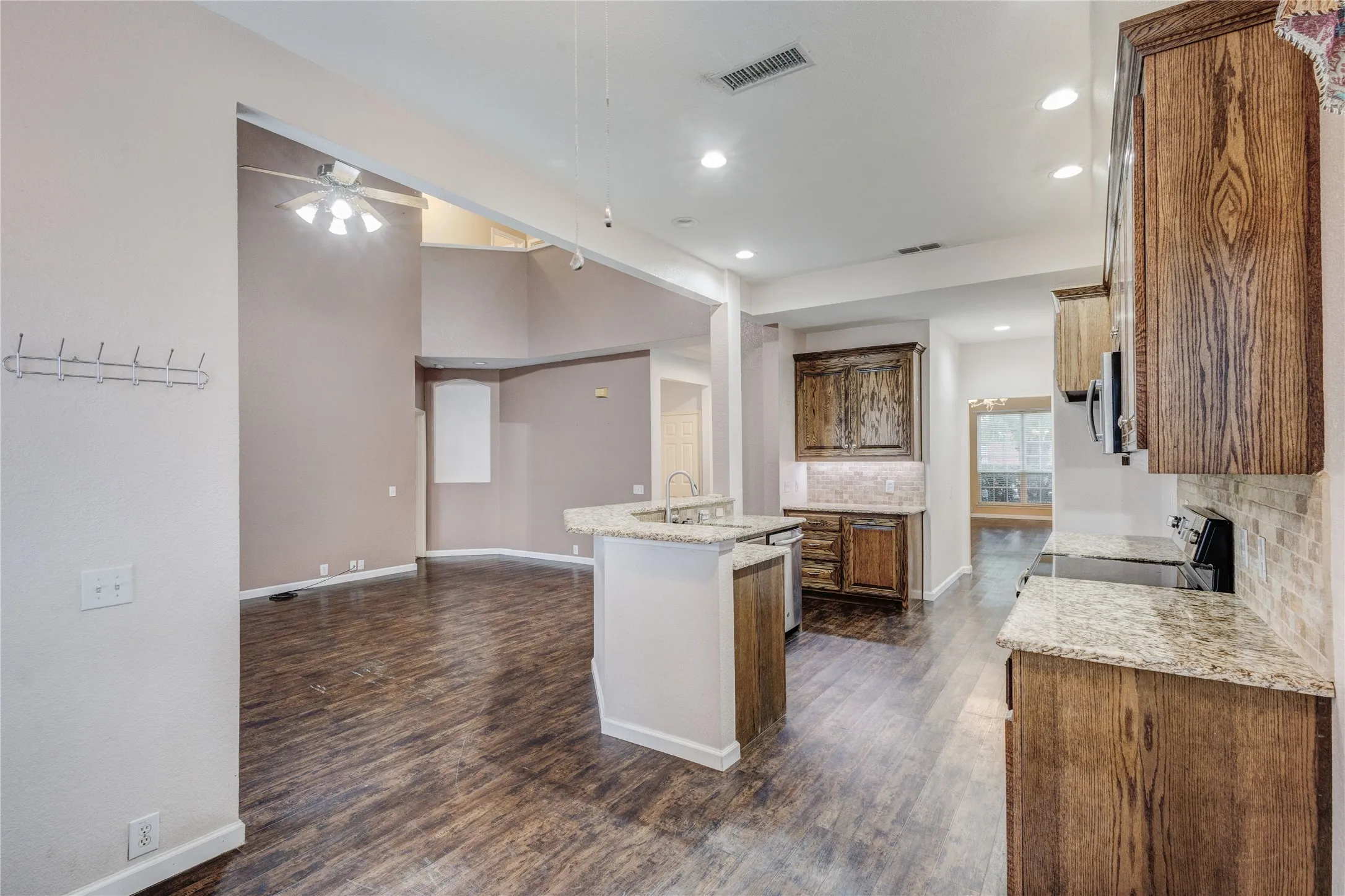 Single Family Residence For Sale in Tarrant County , 1036 Cottonbelt Drive, Saginaw, Texas 76131, 4 Bedroom, 4 Bathroom, 2 Garage spaces, 3,130 Sqft, built in 1998, mls#21128252, Real Estate Agent in Saginaw, Homes For Sale in Tarrant county, Homes For Sale in Saginaw, Realtor in Saginaw Texas, Real Estate Brokerage Independent Realty Texas, Luminita Cordes Realtor