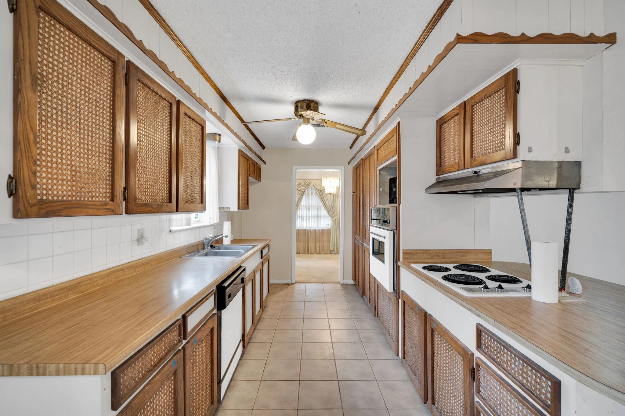 Single Family Residence For Sale in Tarrant County , 1320 Apache Street, Arlington, Texas 76012, 3 Bedroom, 2 Bathroom, 2 Garage spaces, 2,086 Sqft, built in 1964, mls#21128753, Real Estate Agent in Arlington, Homes For Sale in Tarrant county, Homes For Sale in Arlington, Realtor in Arlington Texas, Real Estate Brokerage Independent Realty Texas, Luminita Cordes Realtor