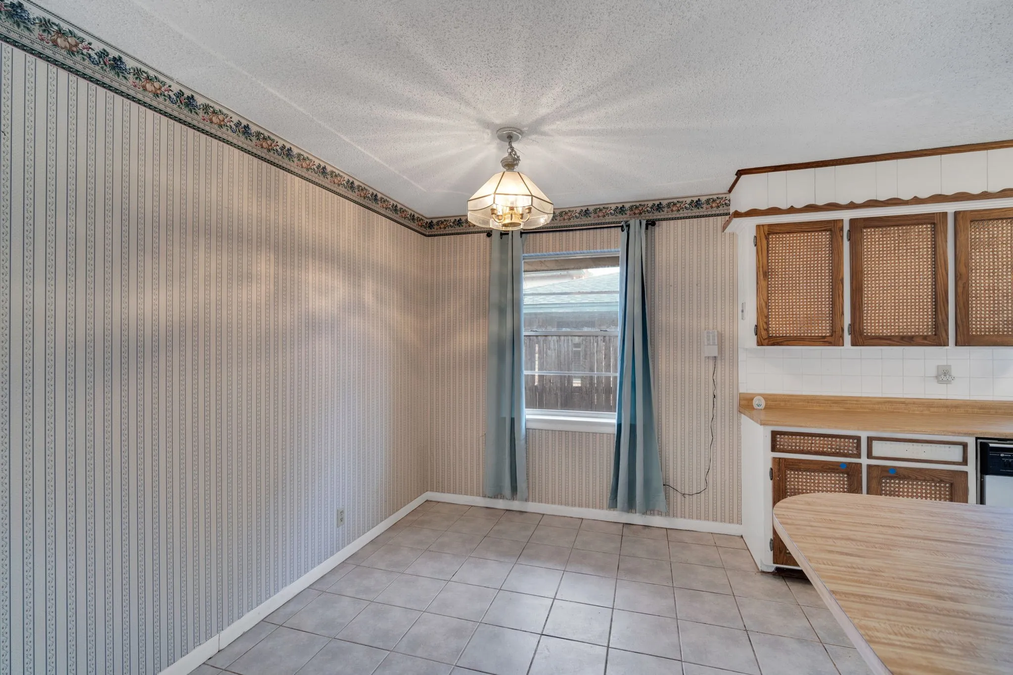 Single Family Residence For Sale in Tarrant County , 1320 Apache Street, Arlington, Texas 76012, 3 Bedroom, 2 Bathroom, 2 Garage spaces, 2,086 Sqft, built in 1964, mls#21128753, Real Estate Agent in Arlington, Homes For Sale in Tarrant county, Homes For Sale in Arlington, Realtor in Arlington Texas, Real Estate Brokerage Independent Realty Texas, Luminita Cordes Realtor