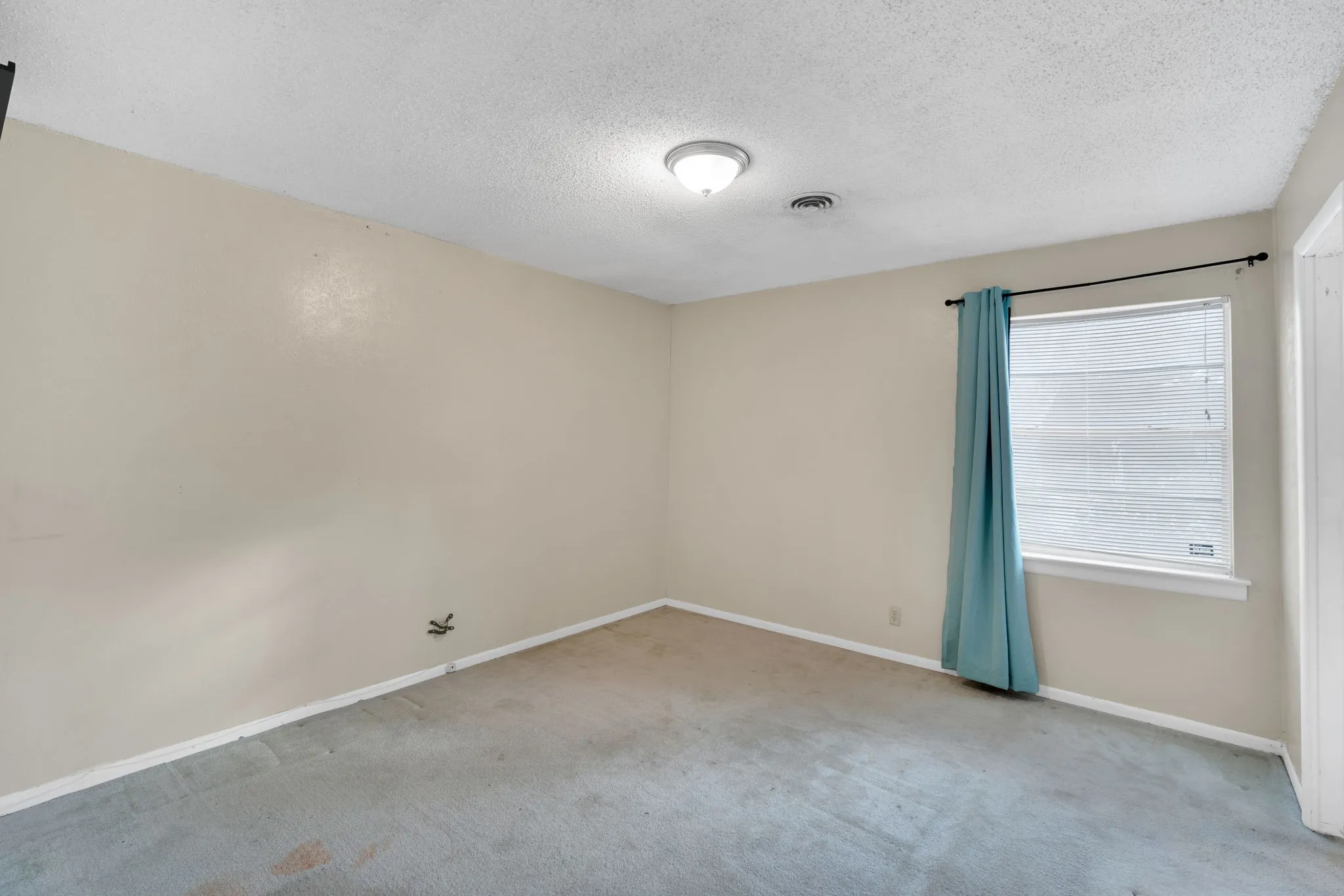 Single Family Residence For Sale in Tarrant County , 1320 Apache Street, Arlington, Texas 76012, 3 Bedroom, 2 Bathroom, 2 Garage spaces, 2,086 Sqft, built in 1964, mls#21128753, Real Estate Agent in Arlington, Homes For Sale in Tarrant county, Homes For Sale in Arlington, Realtor in Arlington Texas, Real Estate Brokerage Independent Realty Texas, Luminita Cordes Realtor