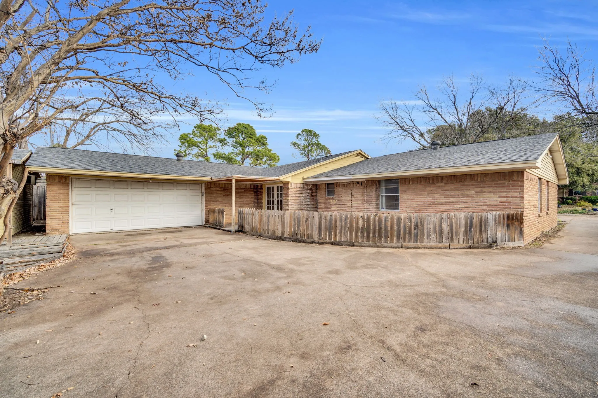 Single Family Residence For Sale in Tarrant County , 1320 Apache Street, Arlington, Texas 76012, 3 Bedroom, 2 Bathroom, 2 Garage spaces, 2,086 Sqft, built in 1964, mls#21128753, Real Estate Agent in Arlington, Homes For Sale in Tarrant county, Homes For Sale in Arlington, Realtor in Arlington Texas, Real Estate Brokerage Independent Realty Texas, Luminita Cordes Realtor